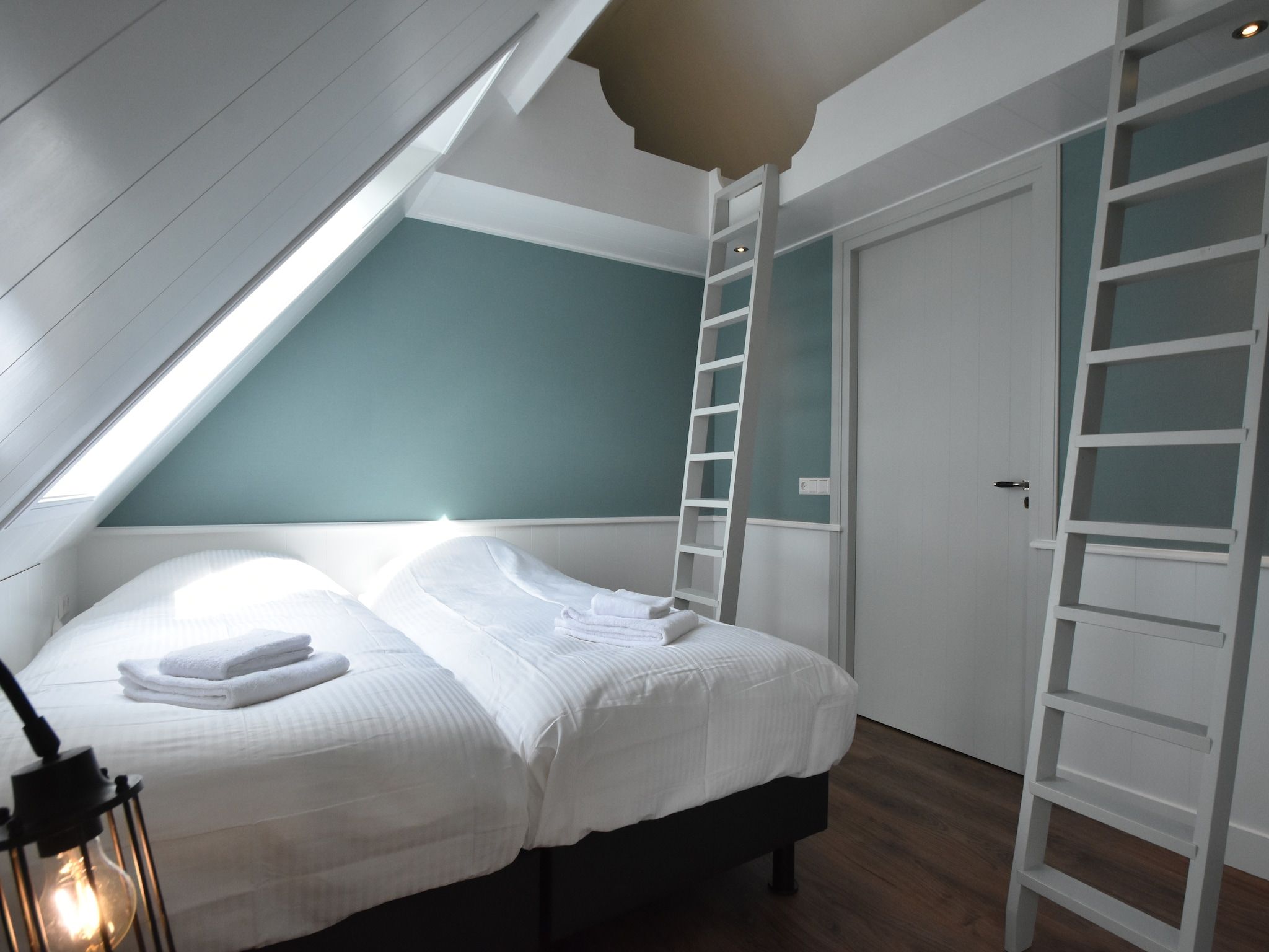 Een slaapkamer van Onder de Molen 24 pers in Middenbeemster