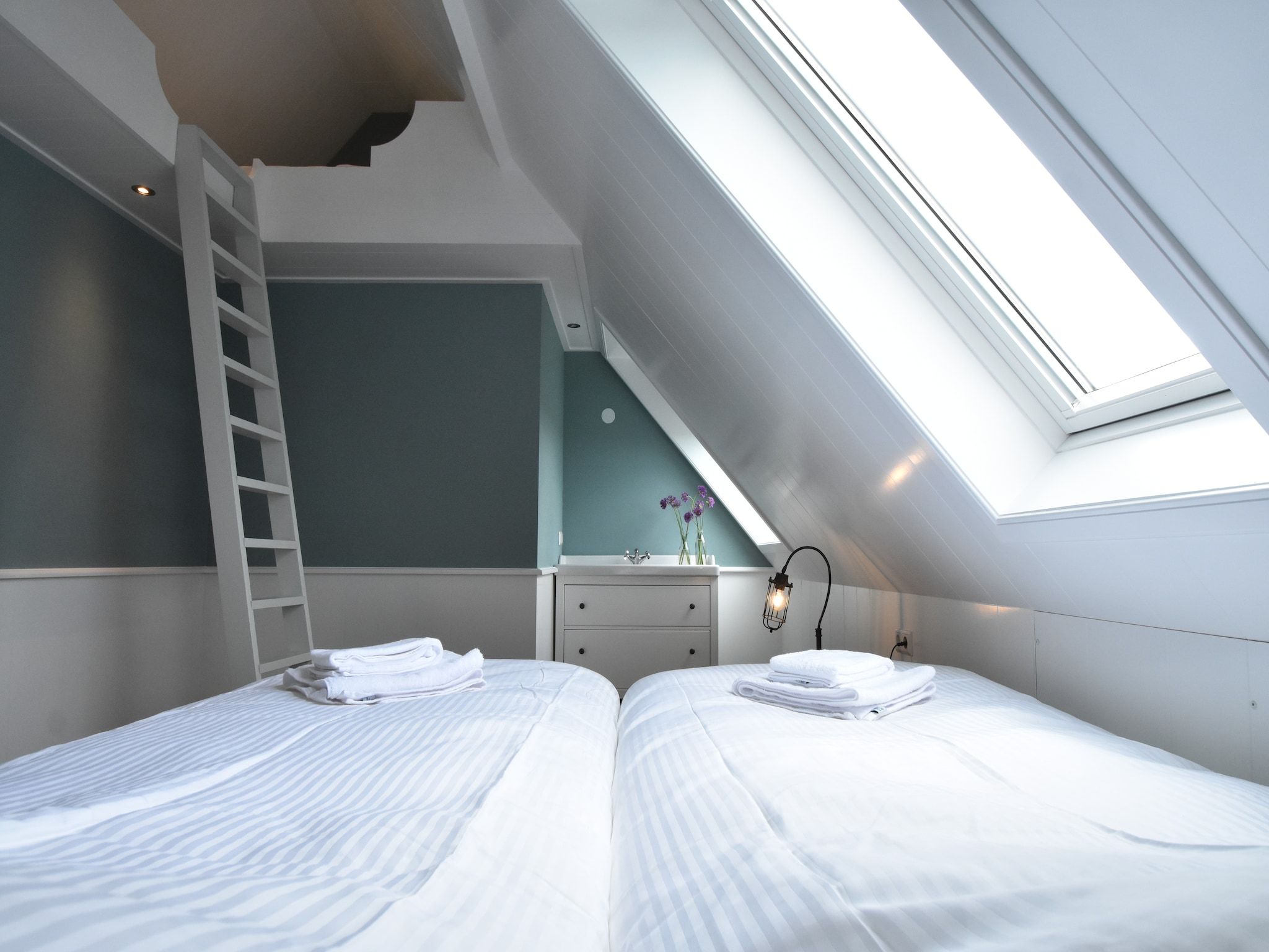 Een slaapkamer van Onder de Molen 24 pers in Middenbeemster