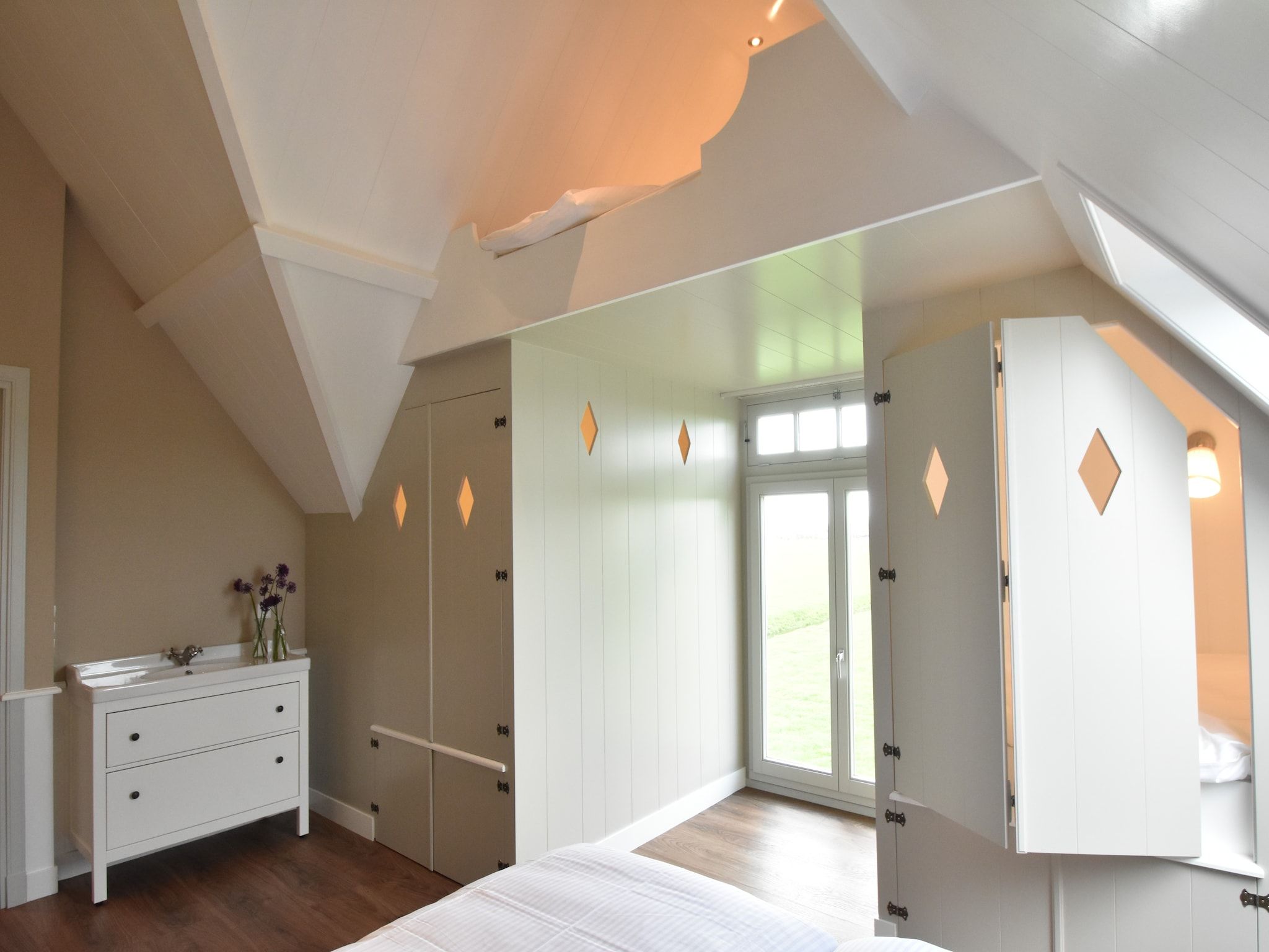 Een slaapkamer van Onder de Molen 24 pers in Middenbeemster