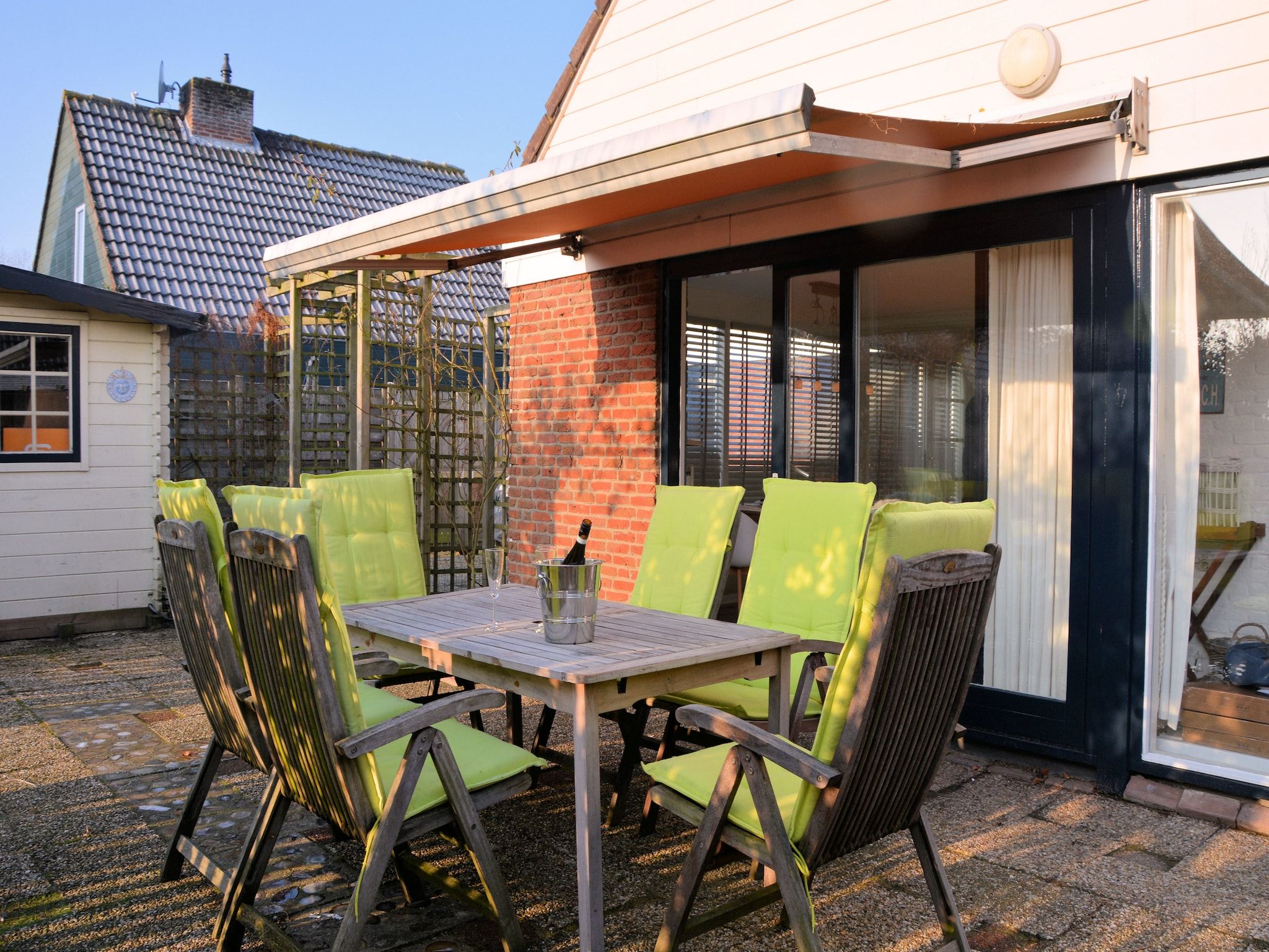Het terras van Shelley Beach House in Noordwijkerhout