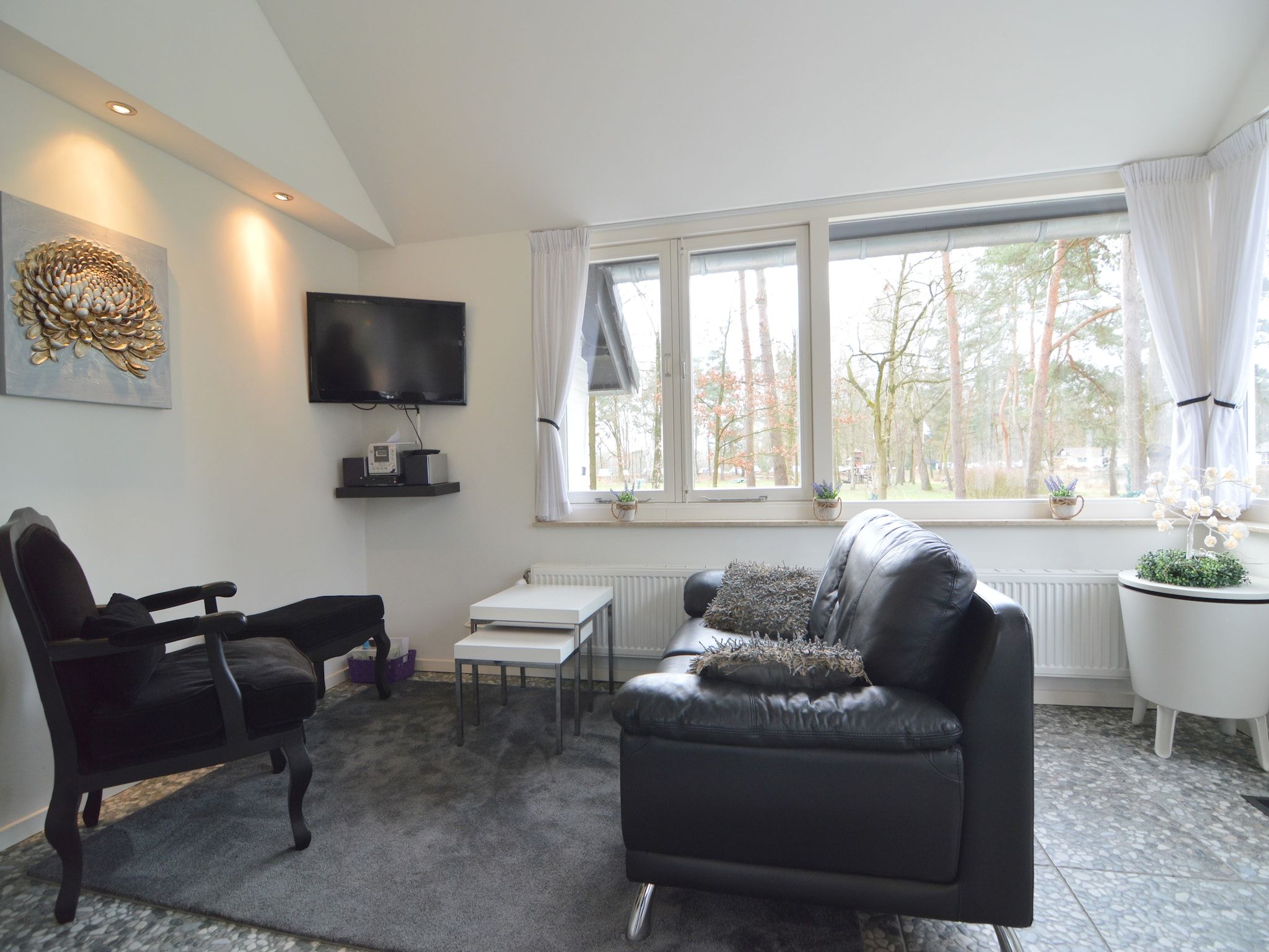 De woonkamer van Bungalow nummer 1 in Stramproy