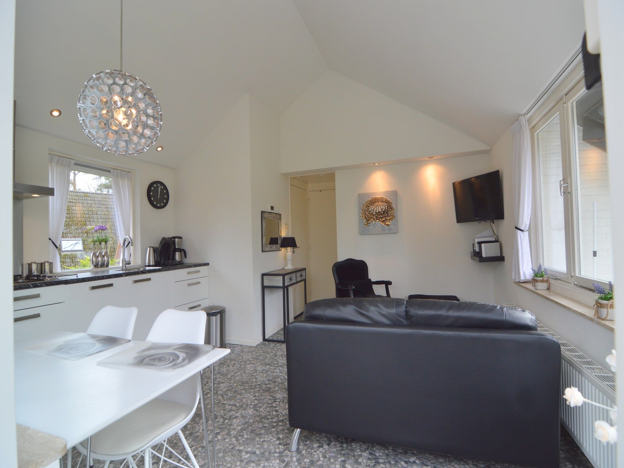 De woonkamer van Bungalow nummer 1 in Stramproy