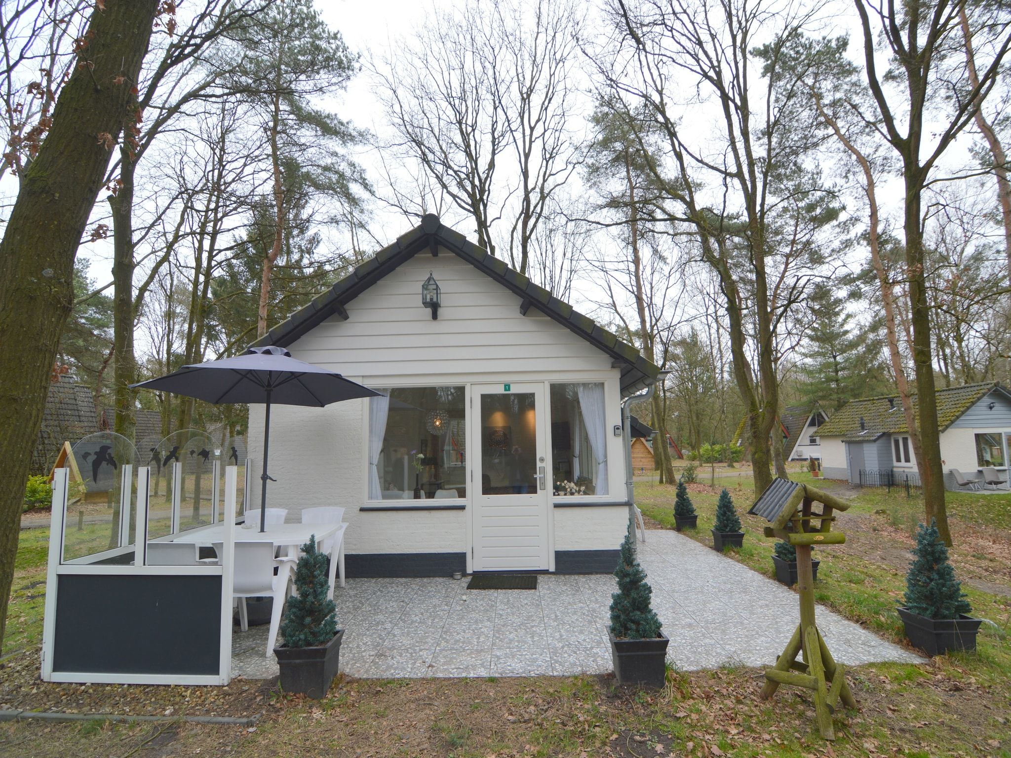 Het terras van Bungalow nummer 1 in Stramproy