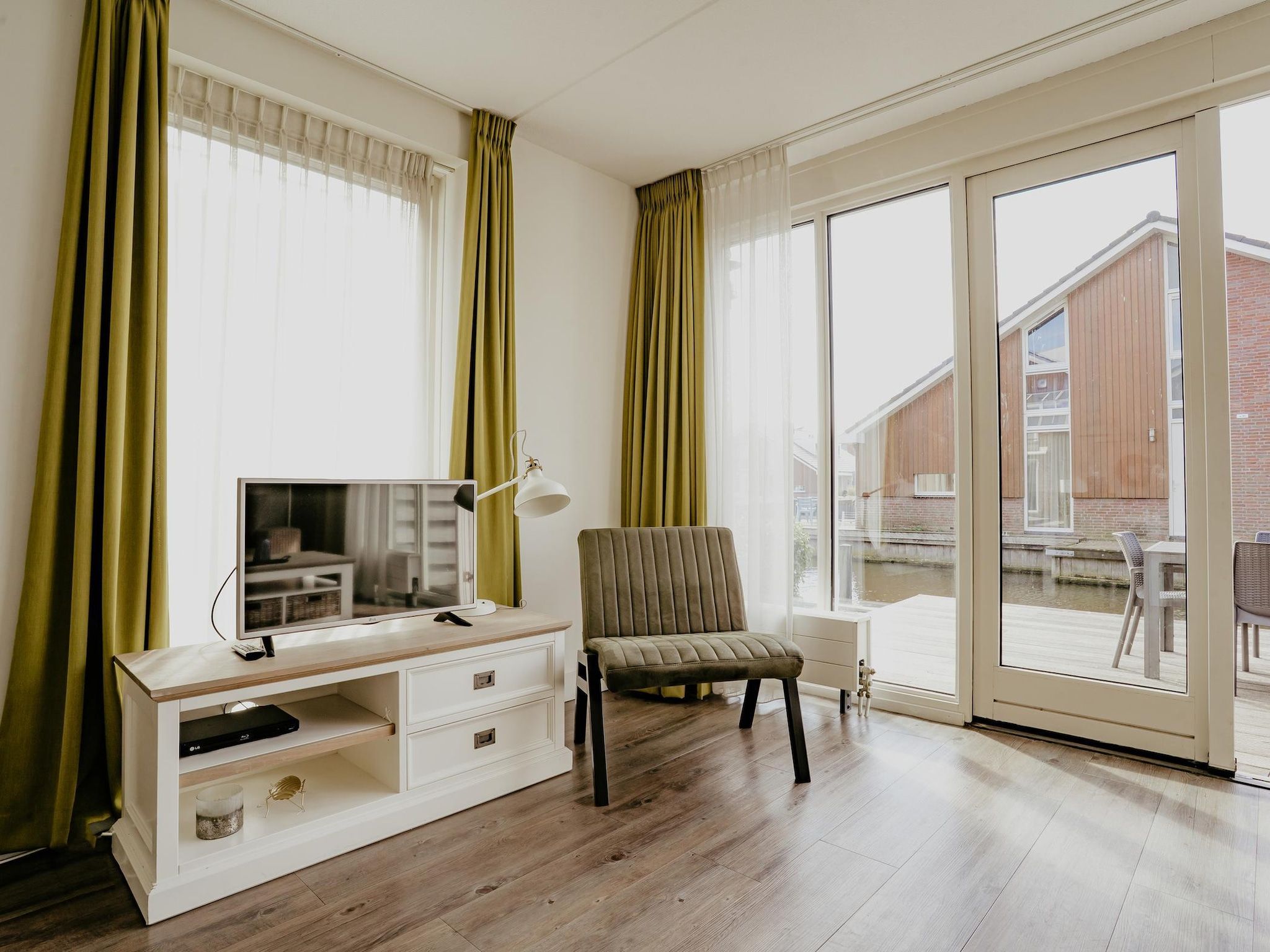 De woonkamer van Waterpark de Meerparel  1 in Uitgeest