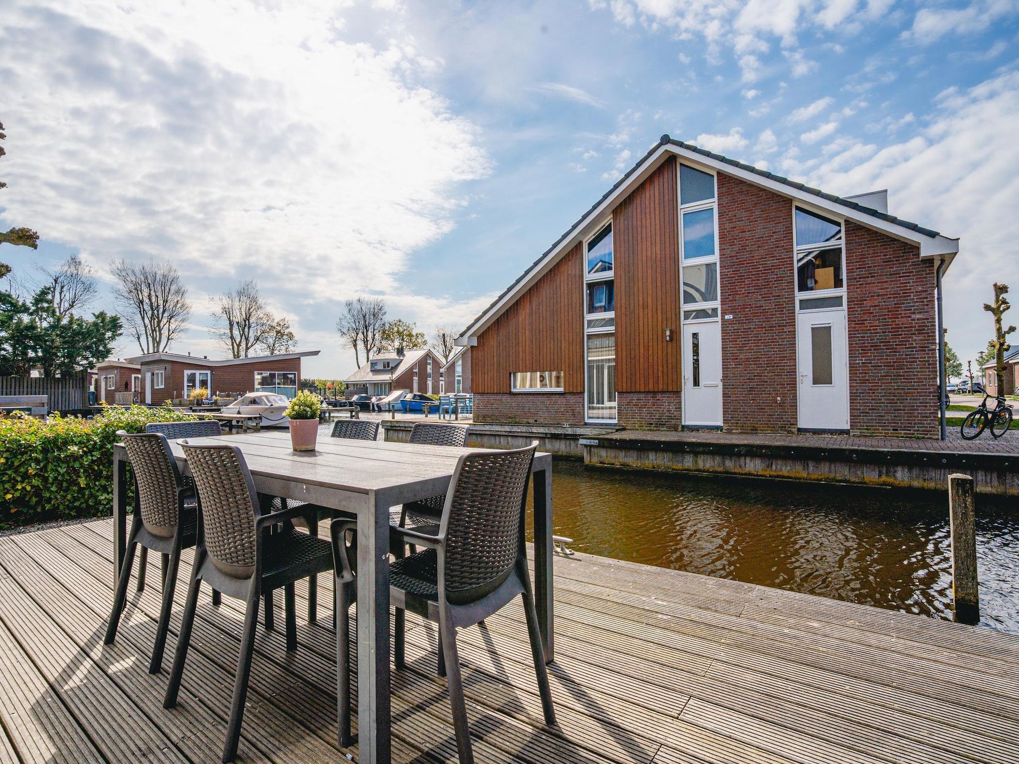 Het terras van Waterpark de Meerparel 8 in Uitgeest