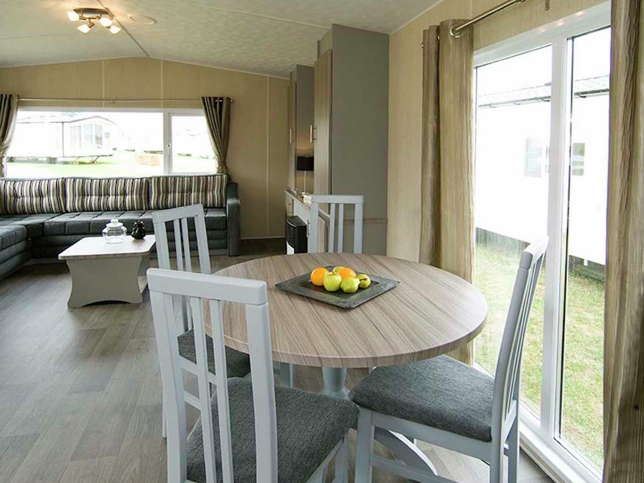 De woonkamer van Vakantiepark Mölke 10 in Zuna