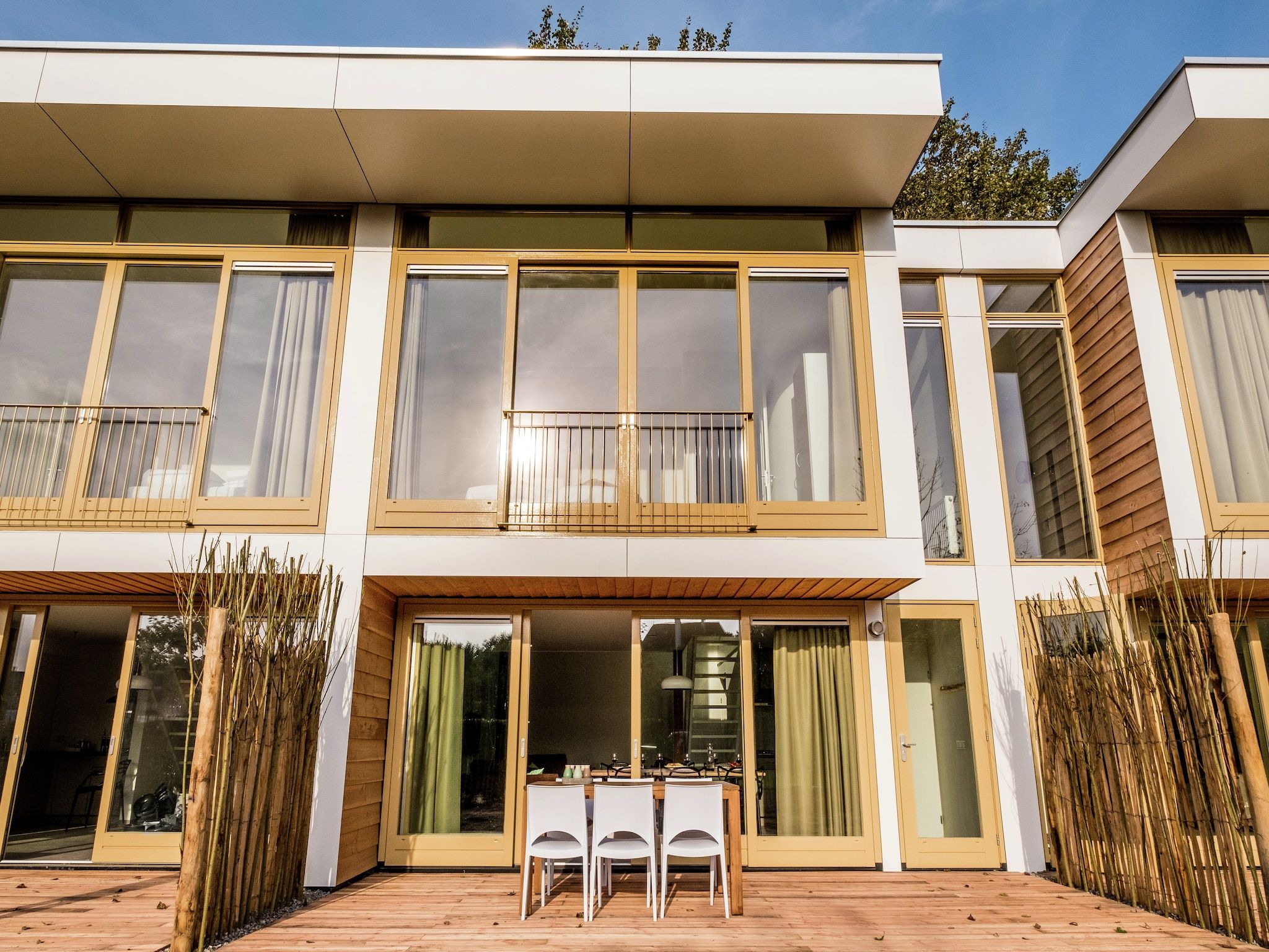 Het terras van Noordzee Resort Vlissingen 1 in Vlissingen