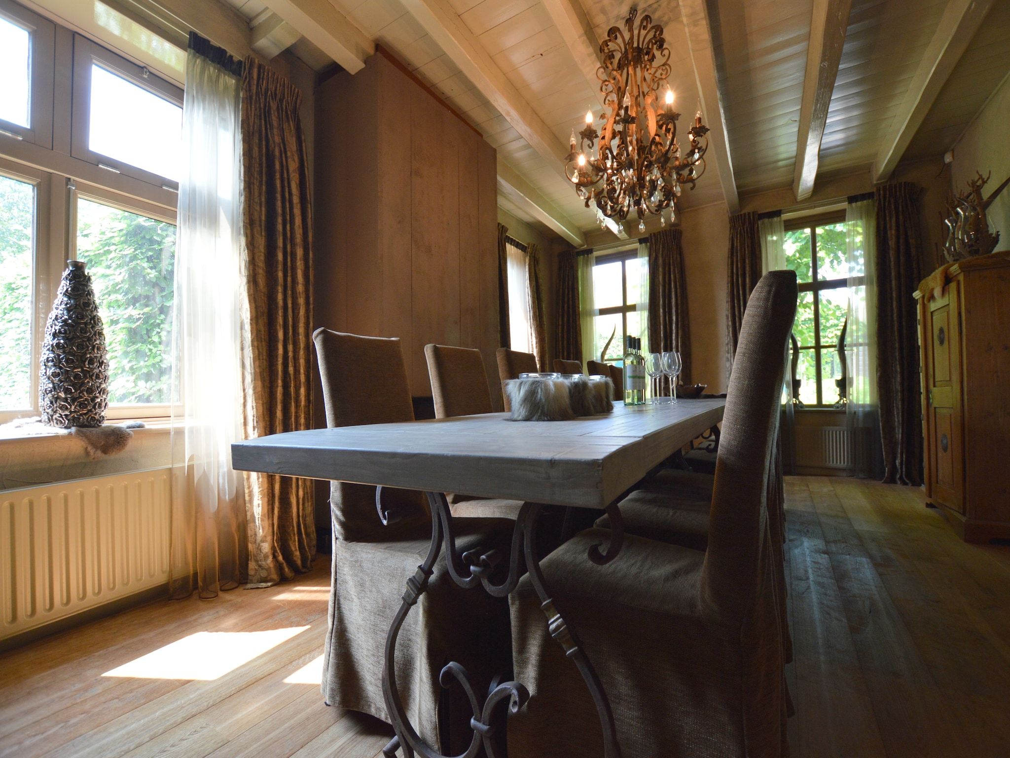 De eetkamer van La Grande Maison Douce in Alphen