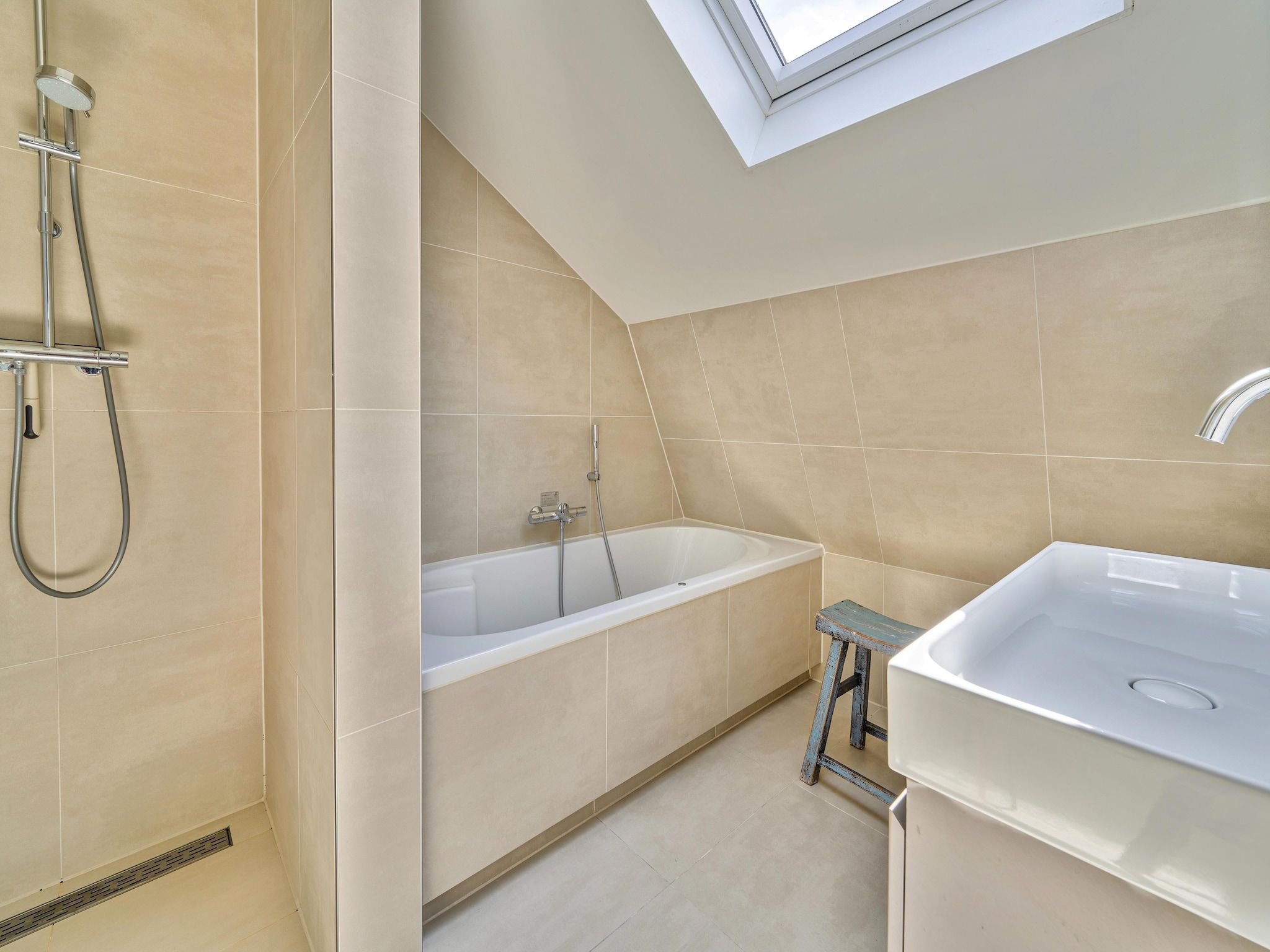 De badkamer van Villa Egmond in Egmond aan den Hoef