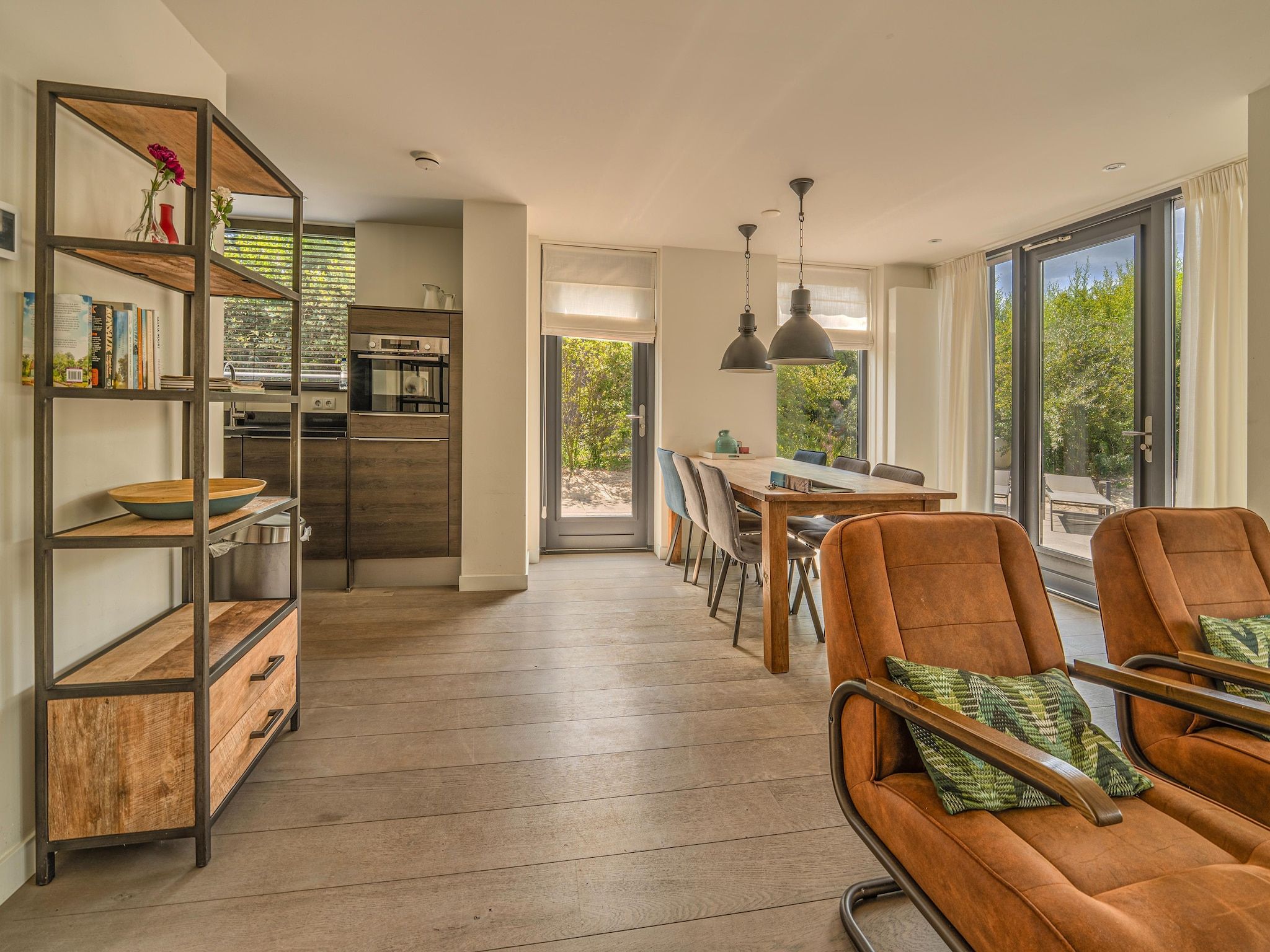 De woonkamer van Villa Egmond in Egmond aan den Hoef