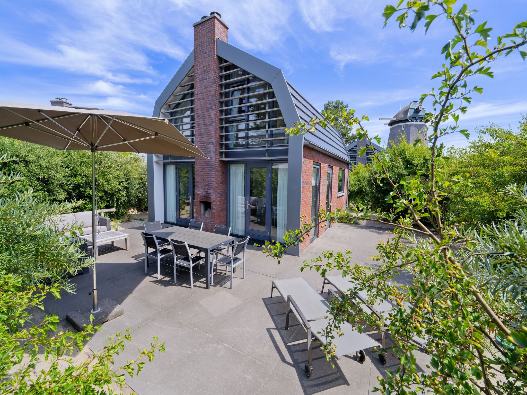 De buitenkant van Villa Egmond in Egmond aan den Hoef