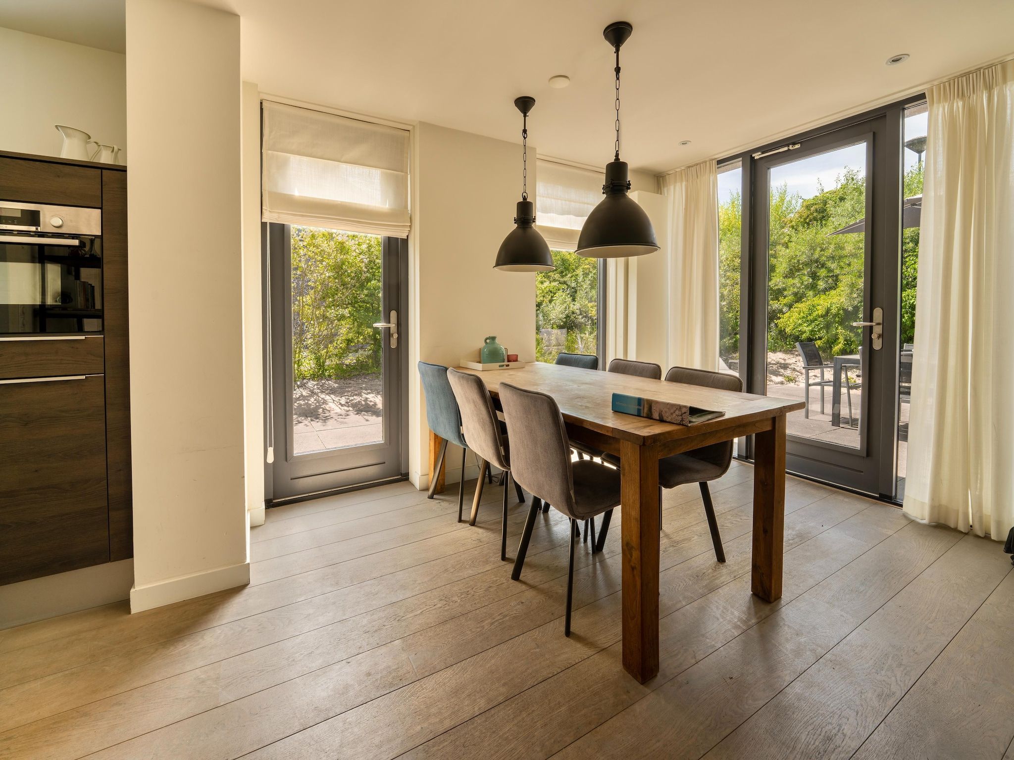 De eetkamer van Villa Egmond in Egmond aan den Hoef