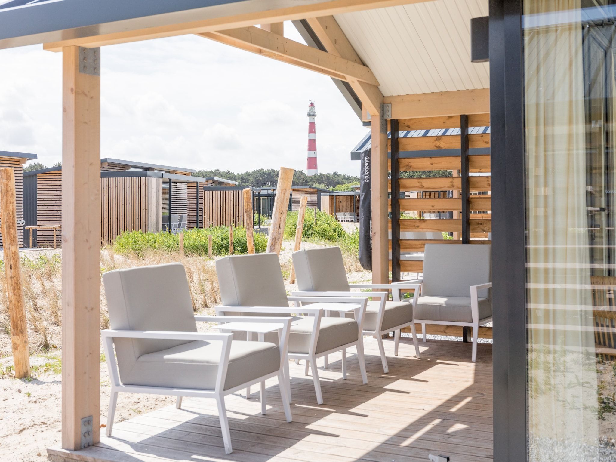 Het terras van Sea Lodges Ameland 1 in Hollum