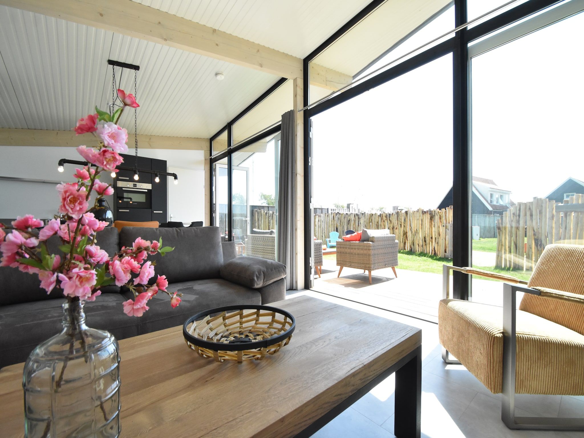 De woonkamer van Quality Lodge aan de Duinen in Callantsoog