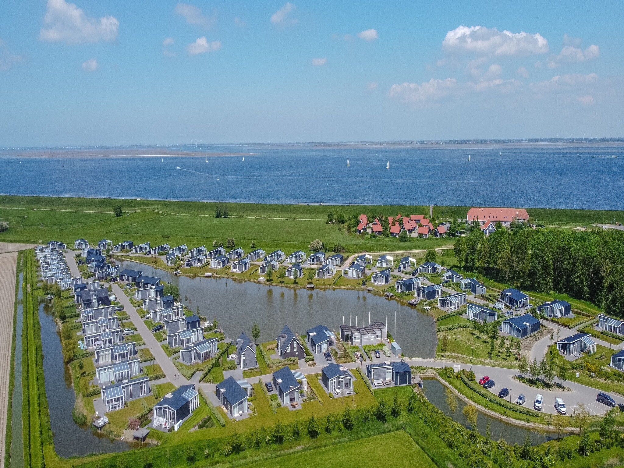 De buitenkant van Water Resort Oosterschelde 91 in Wemeldinge