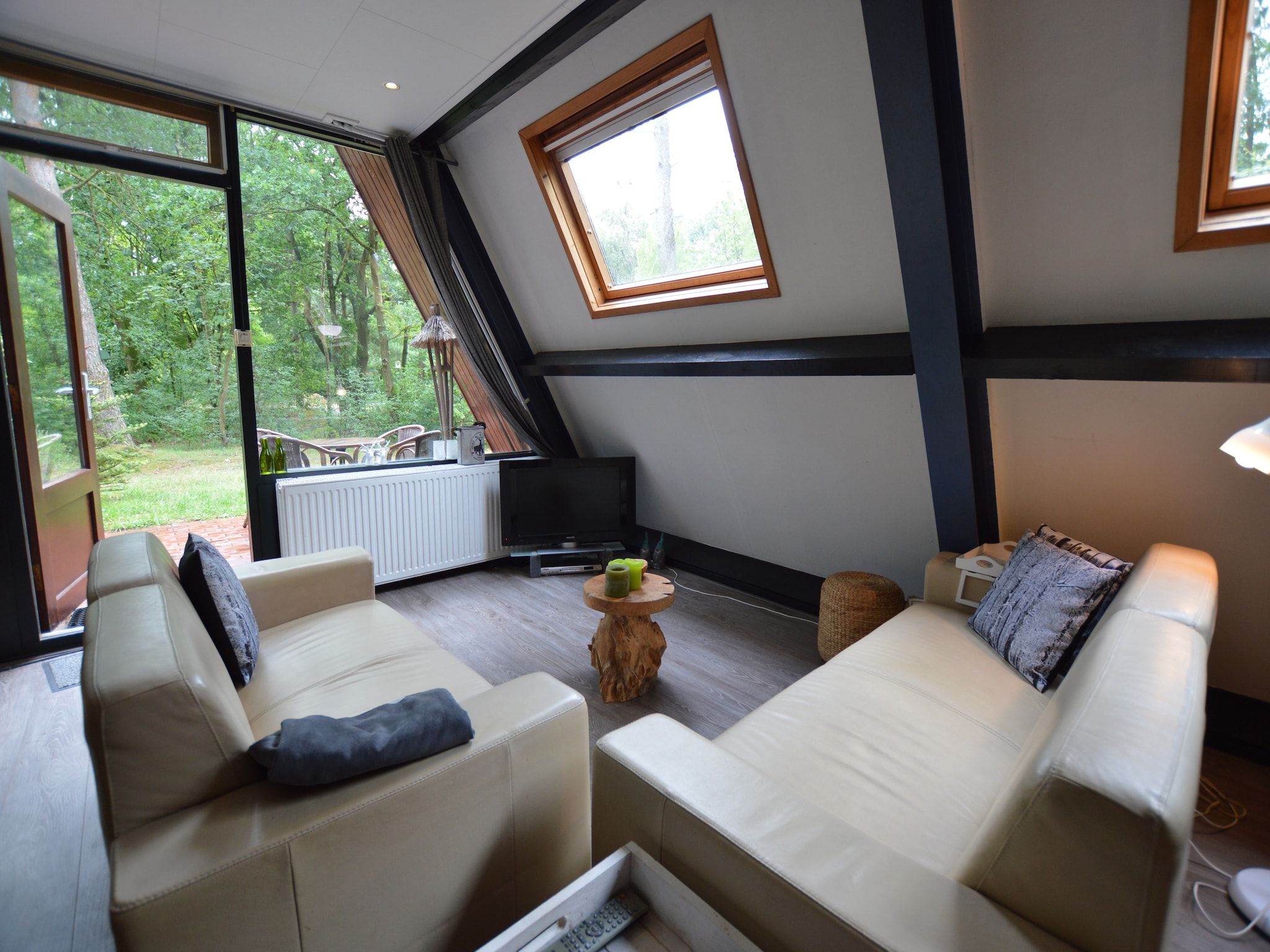 De woonkamer van Bungalow 86 in Stramproy