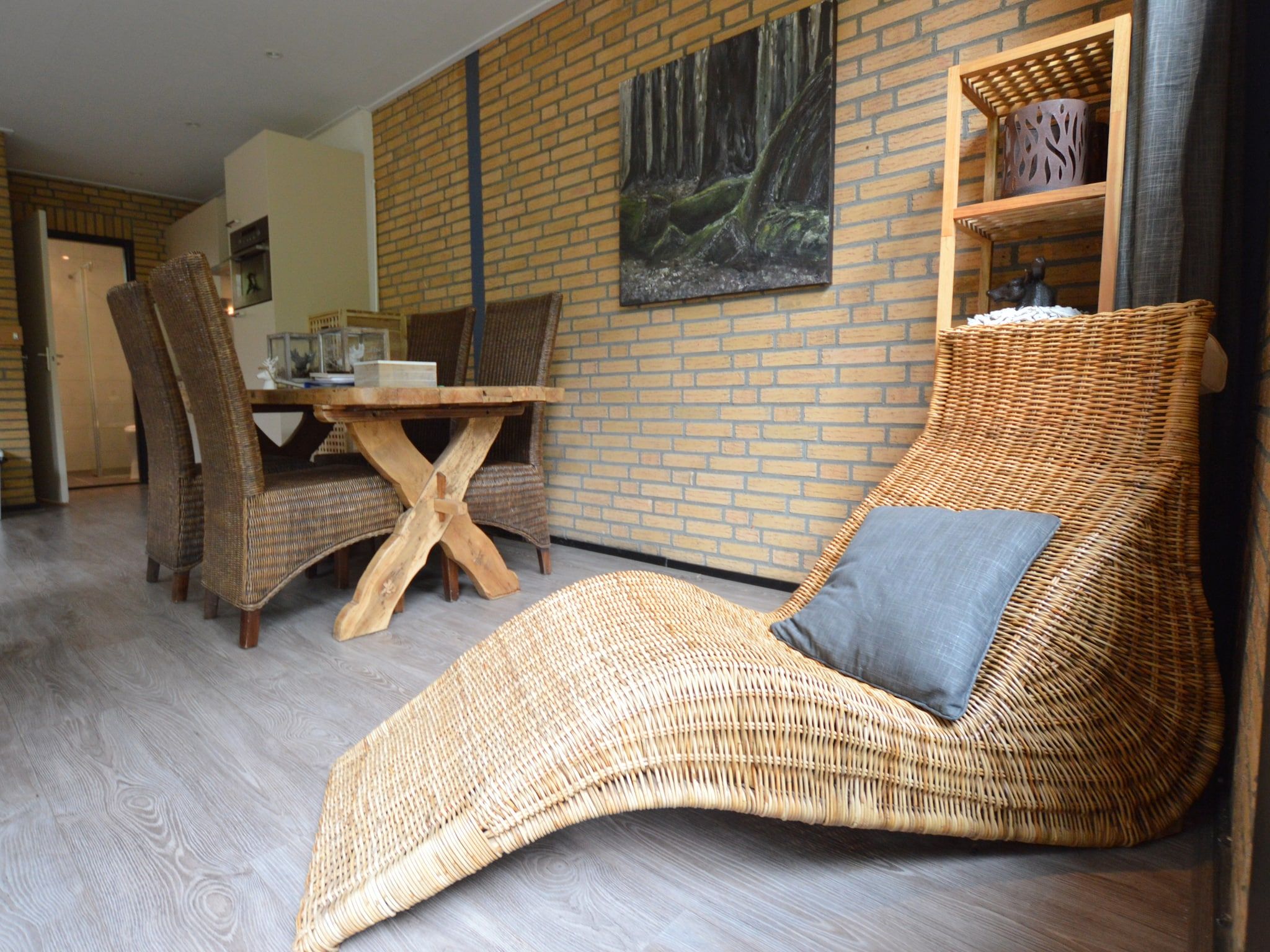 De eetkamer van Bungalow 86 in Stramproy
