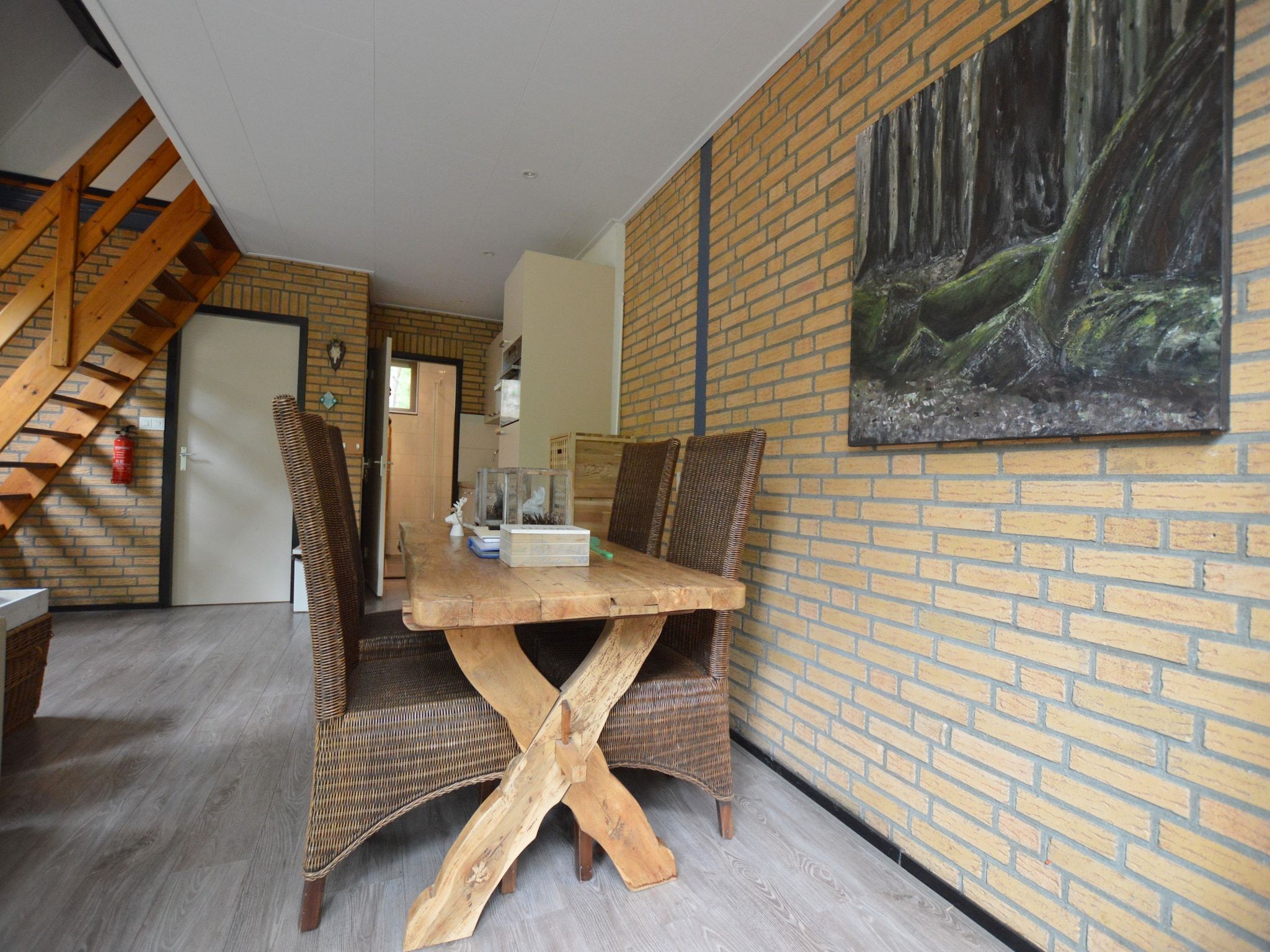 De eetkamer van Bungalow 86 in Stramproy