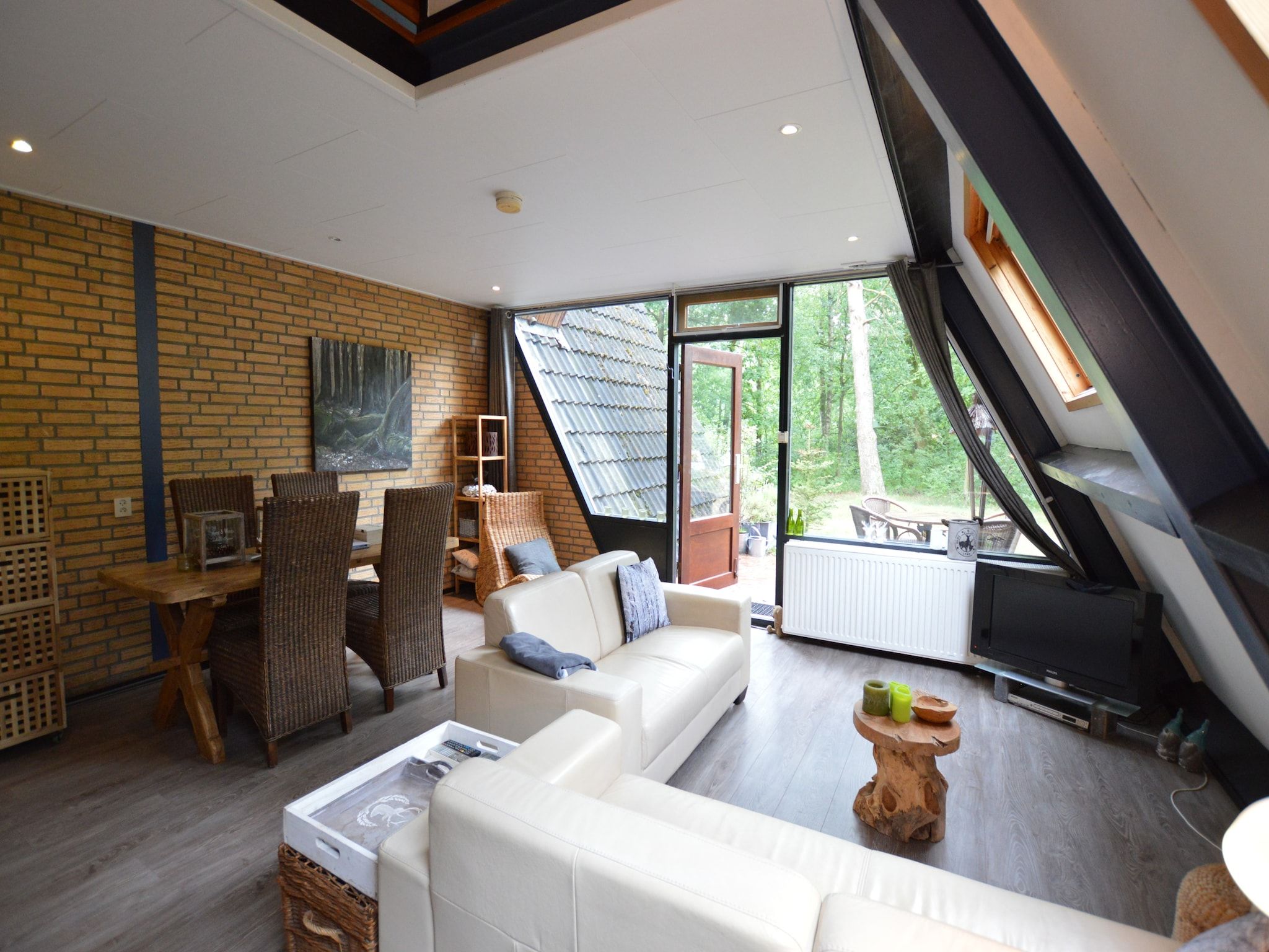 De woonkamer van Bungalow 86 in Stramproy