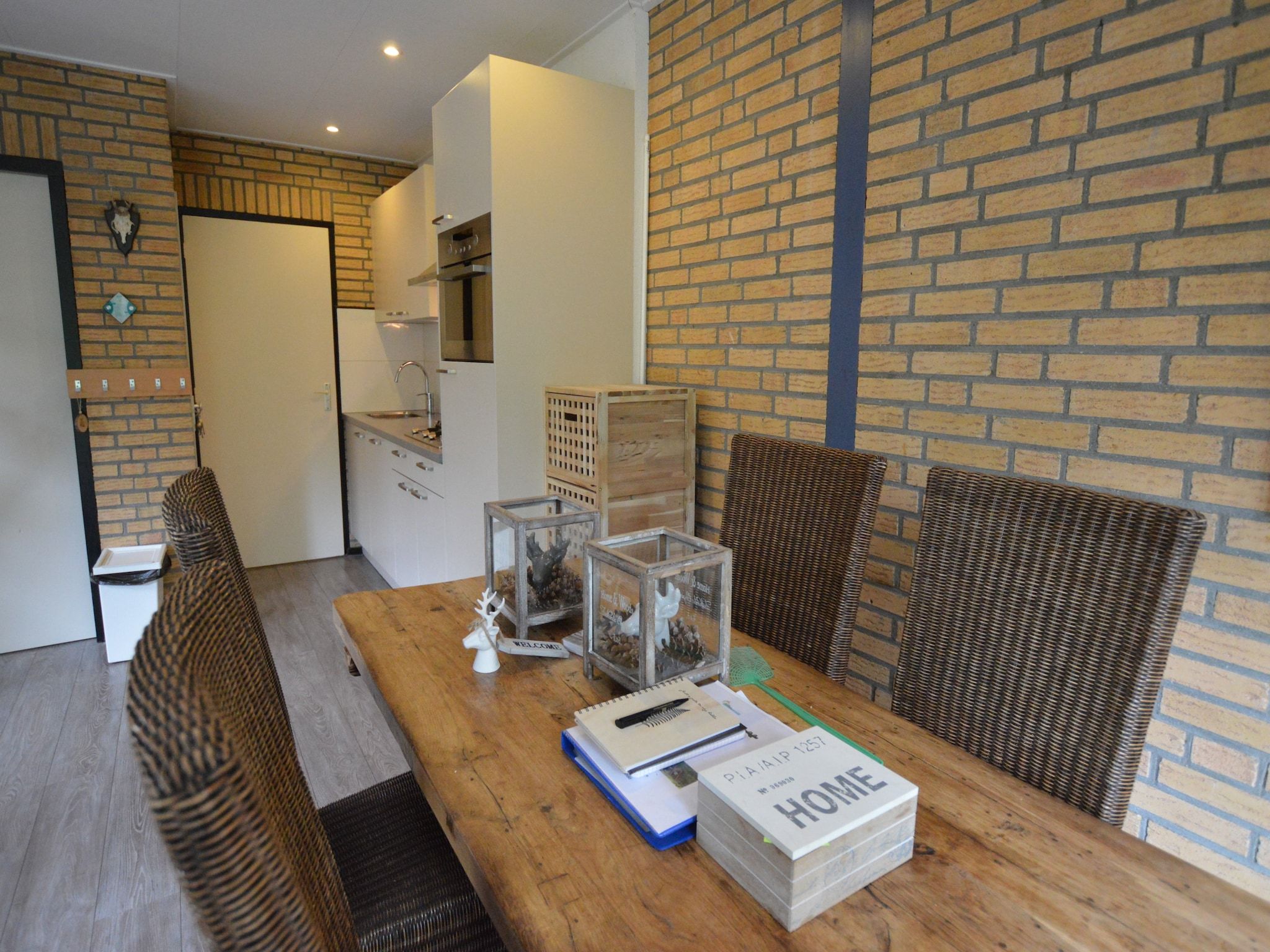 De eetkamer van Bungalow 86 in Stramproy