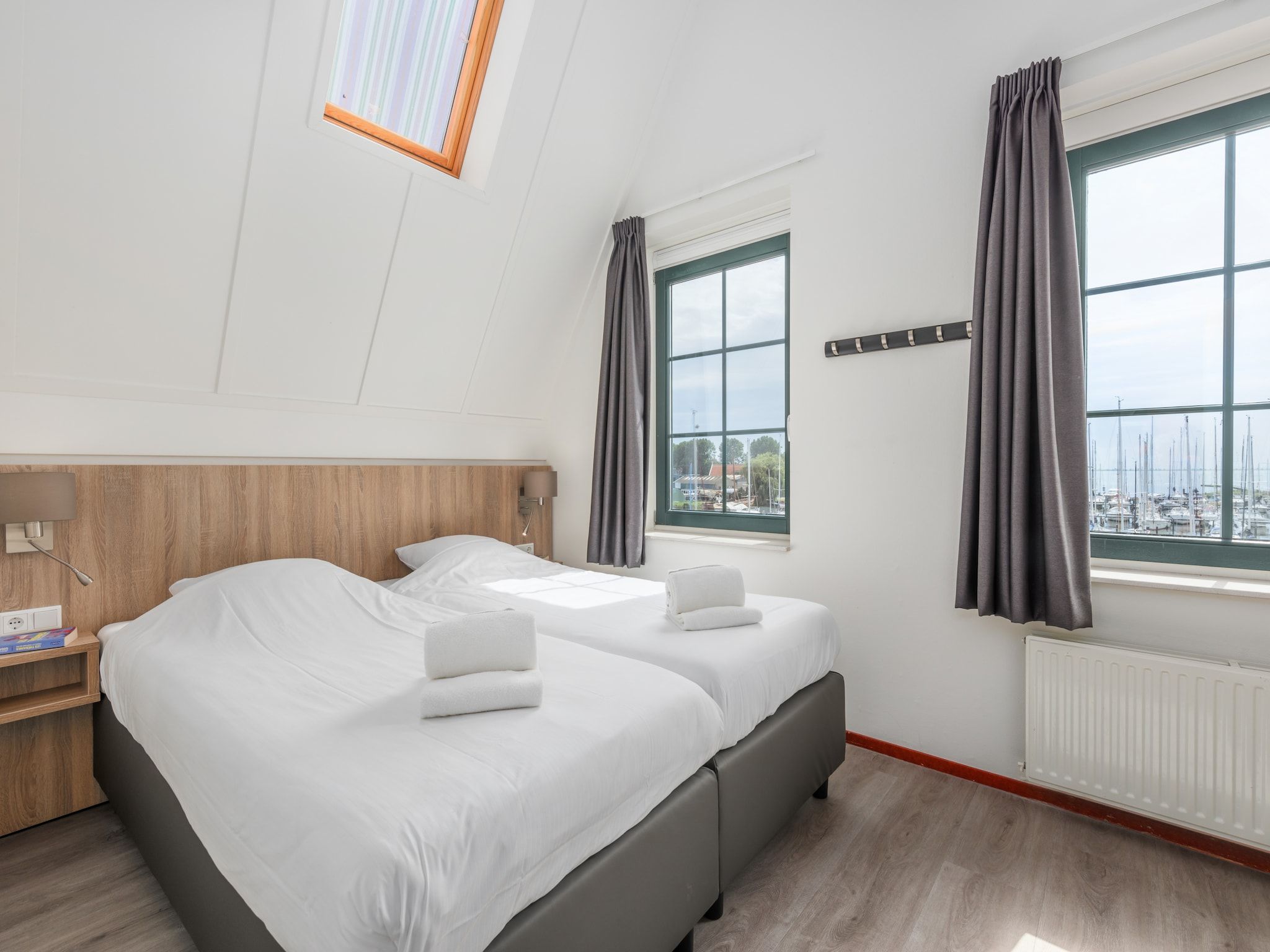 Een slaapkamer van Marinapark Volendam 3 in Volendam