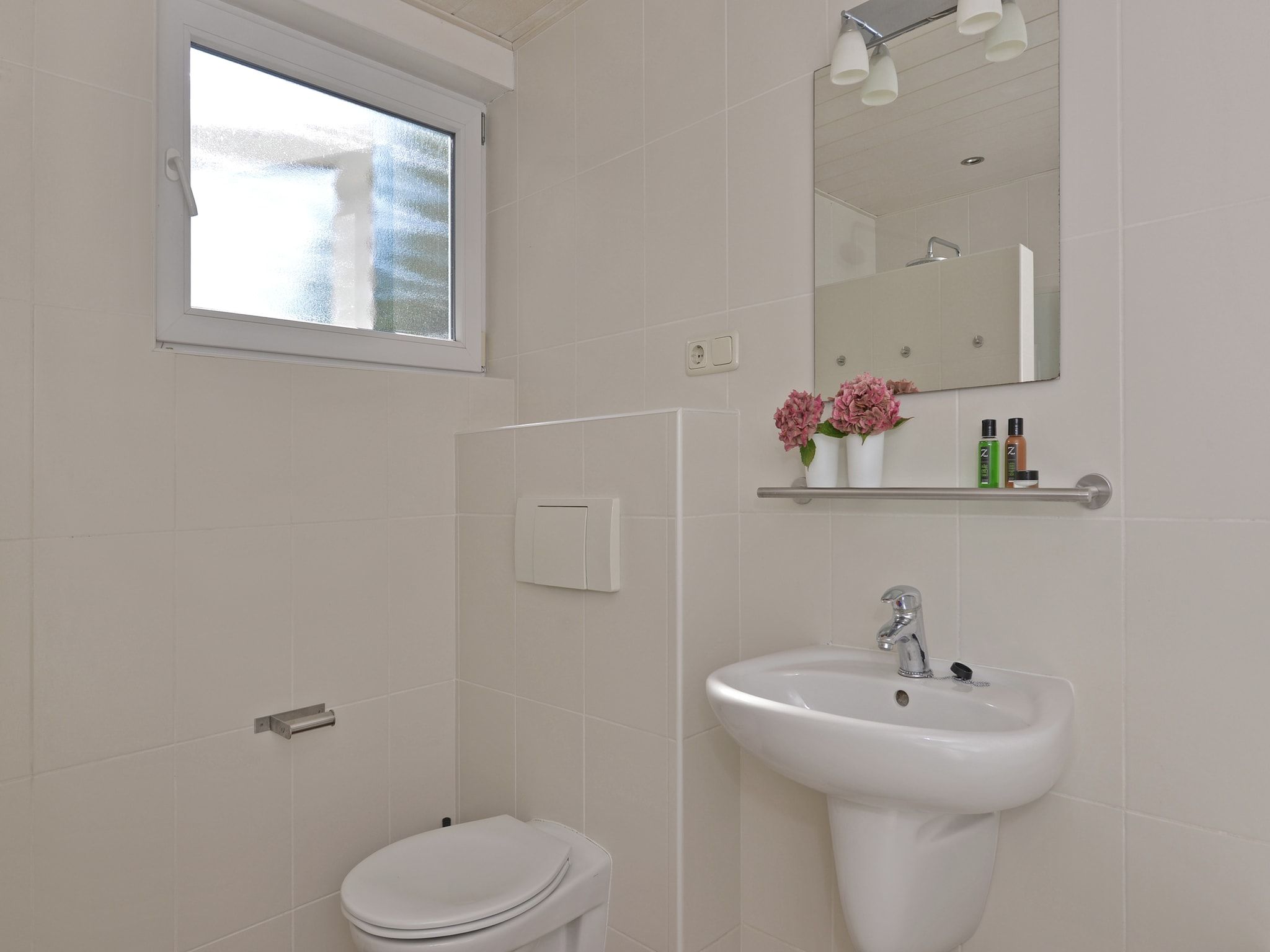 De badkamer van Saturnuslaan 14 in Kamperland