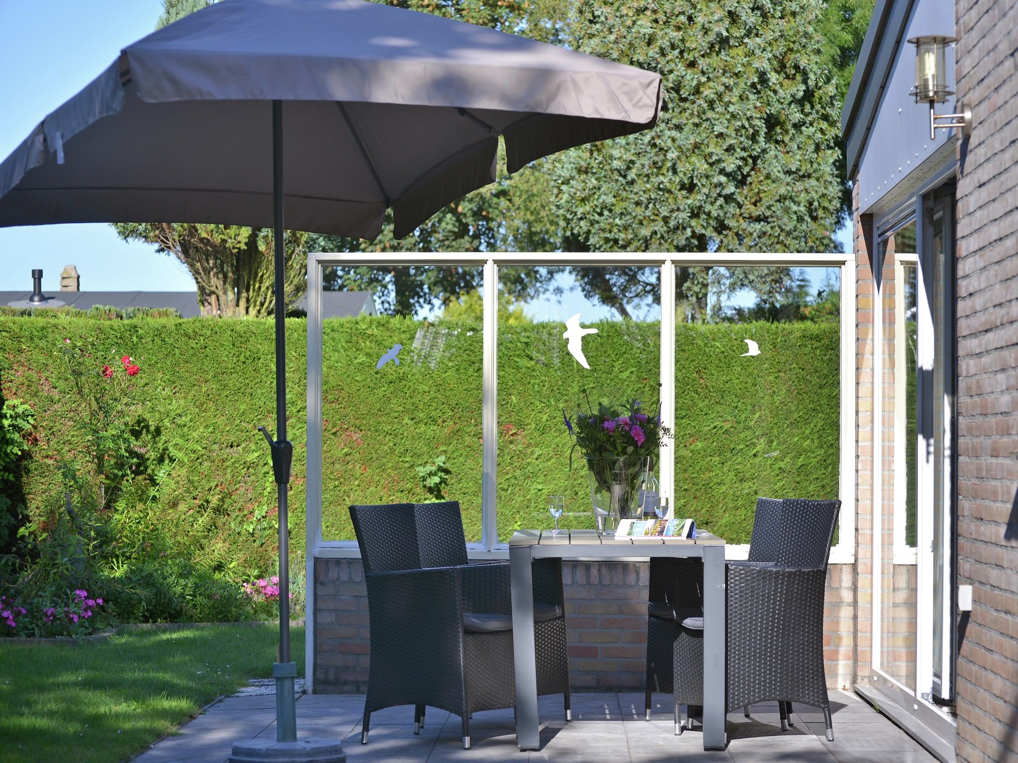 Het terras van Saturnuslaan 14 in Kamperland