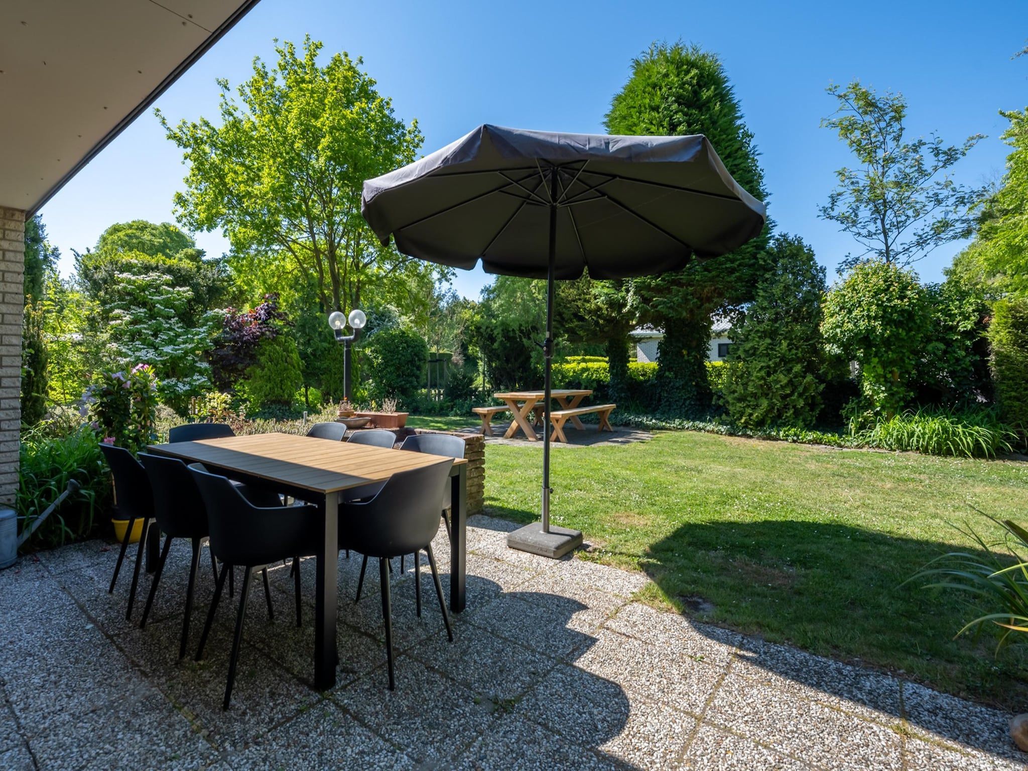 Het terras van Wilgenlaan 1 in Kamperland