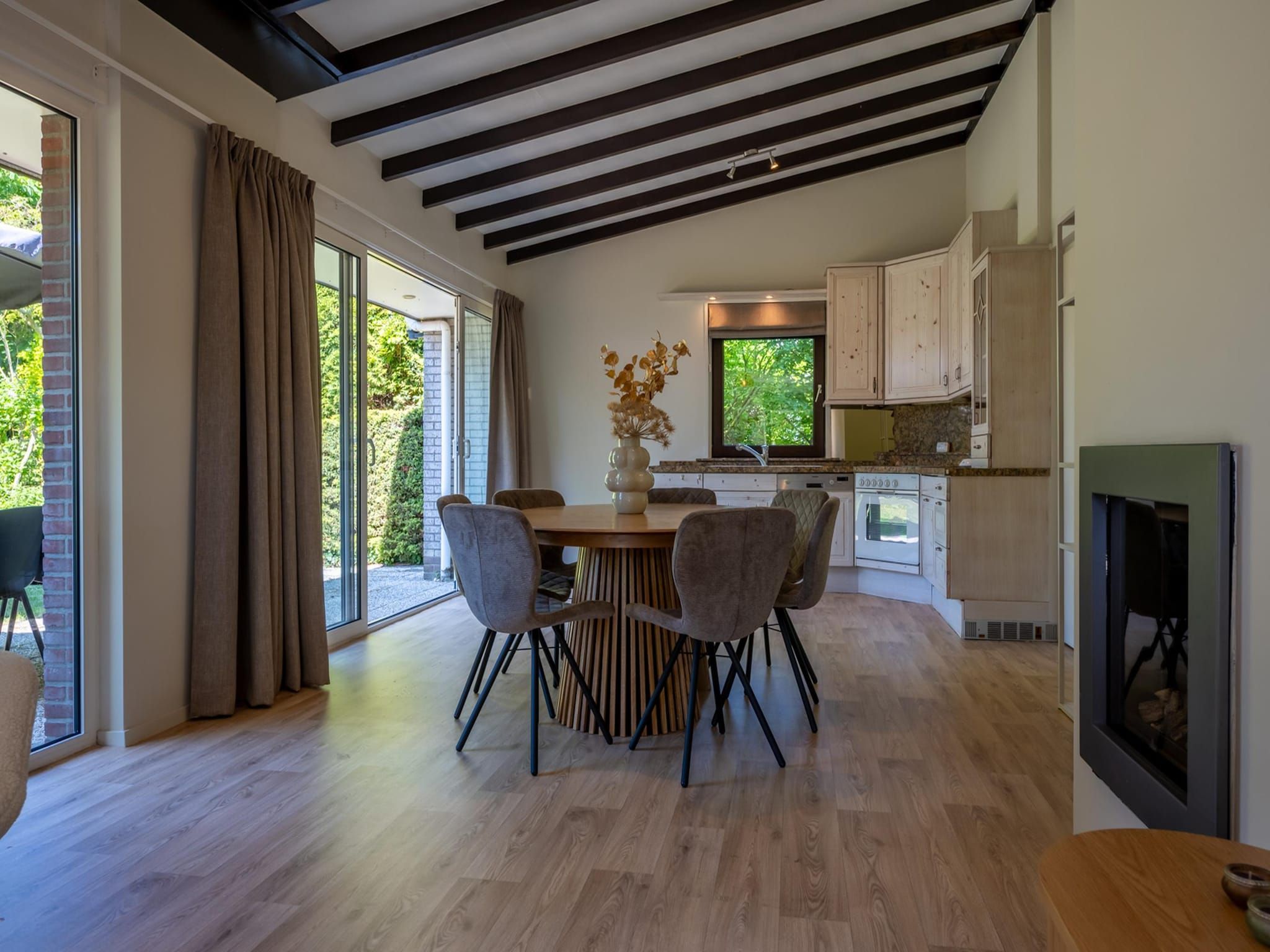 De eetkamer van Wilgenlaan 1 in Kamperland