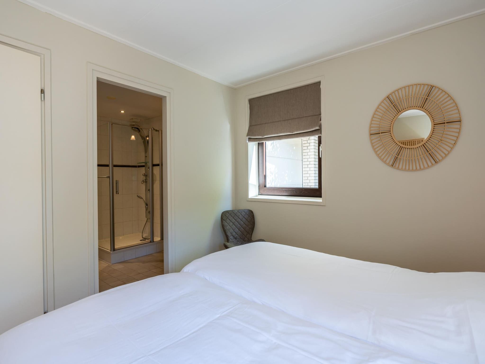 Een slaapkamer van Wilgenlaan 1 in Kamperland