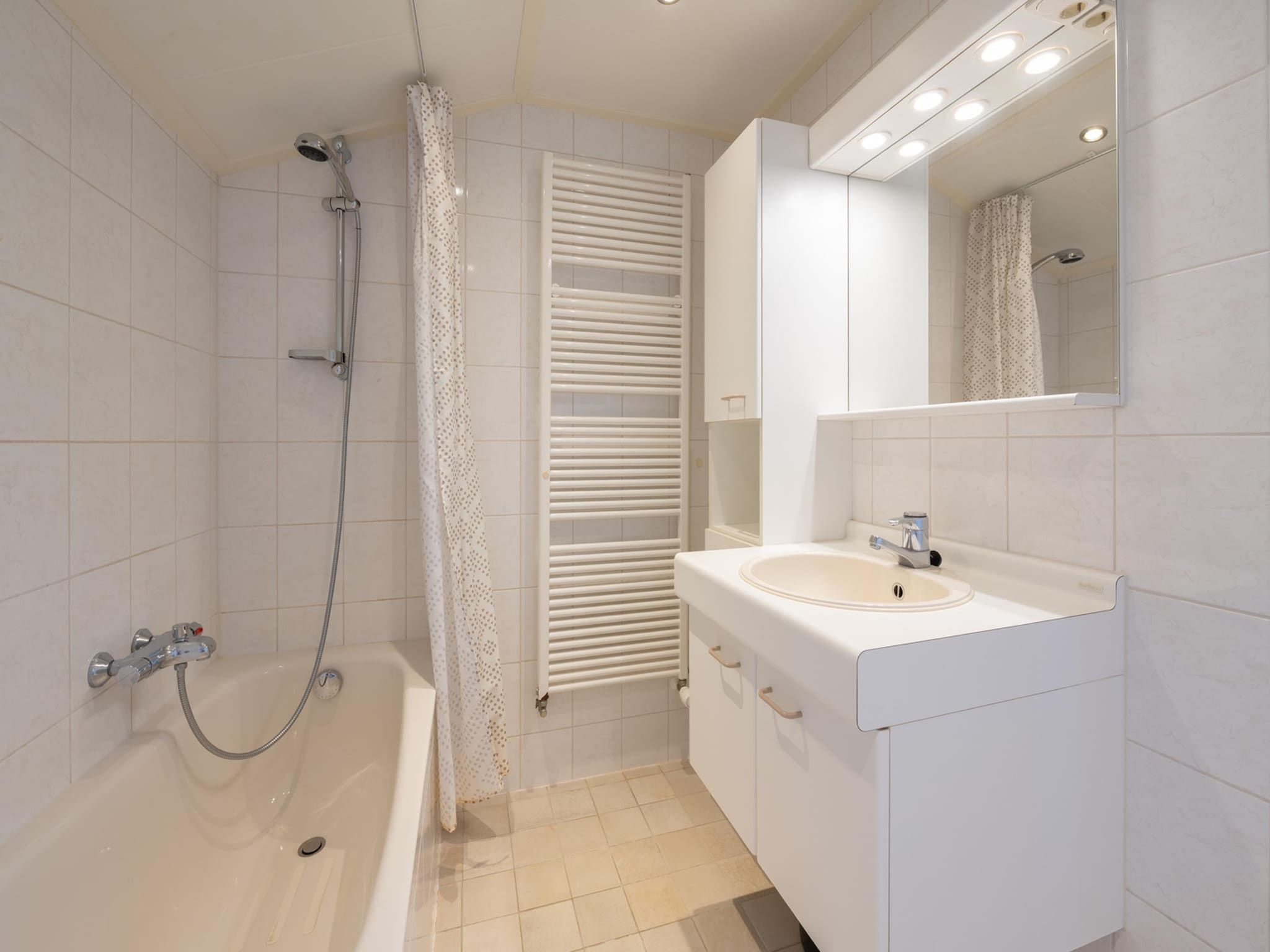 De badkamer van Wilgenlaan 1 in Kamperland