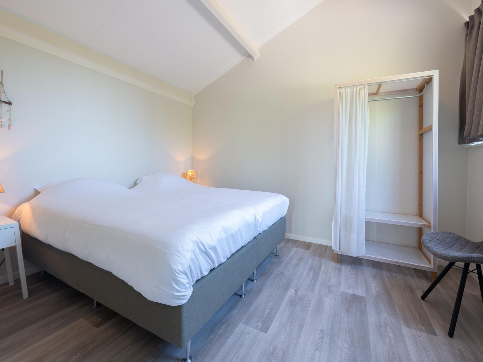 Een slaapkamer van Wilgenlaan 1 in Kamperland