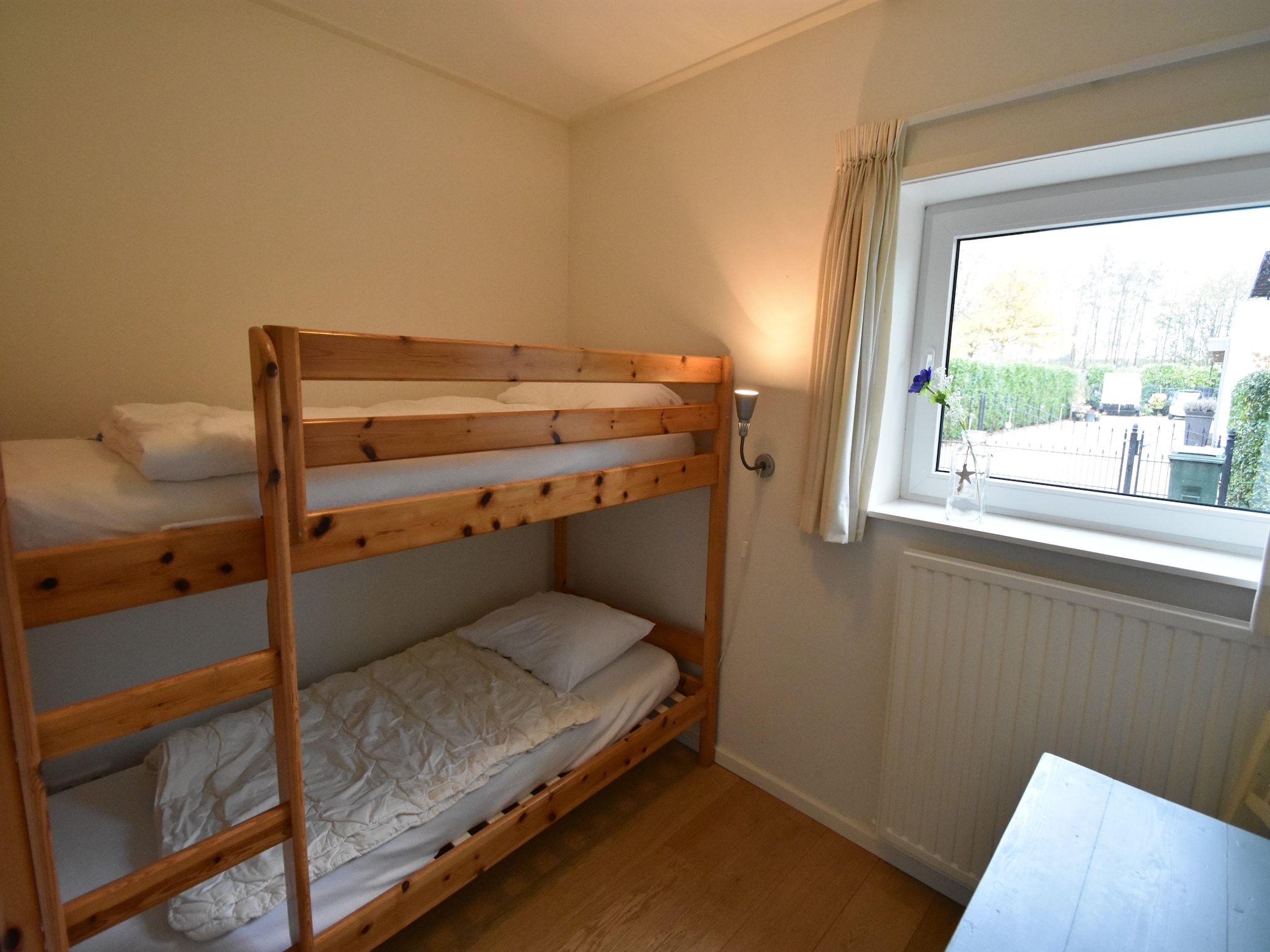 Een slaapkamer van Zwanenlaan 13 in Kamperland