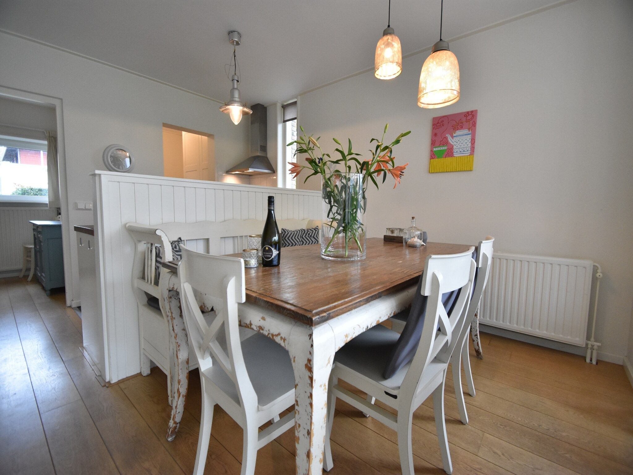 De eetkamer van Zwanenlaan 13 in Kamperland