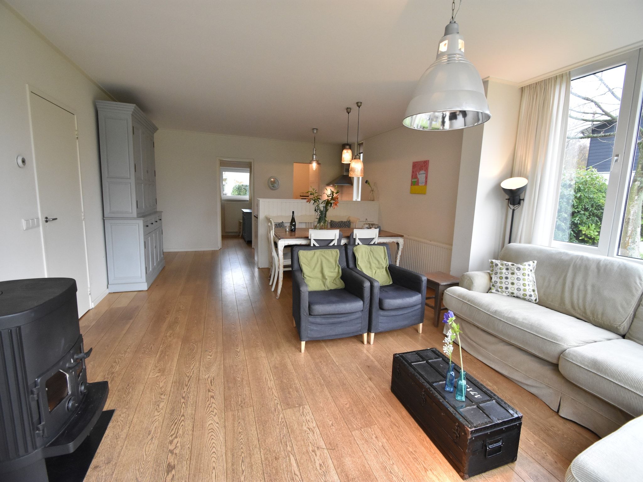 De woonkamer van Zwanenlaan 13 in Kamperland