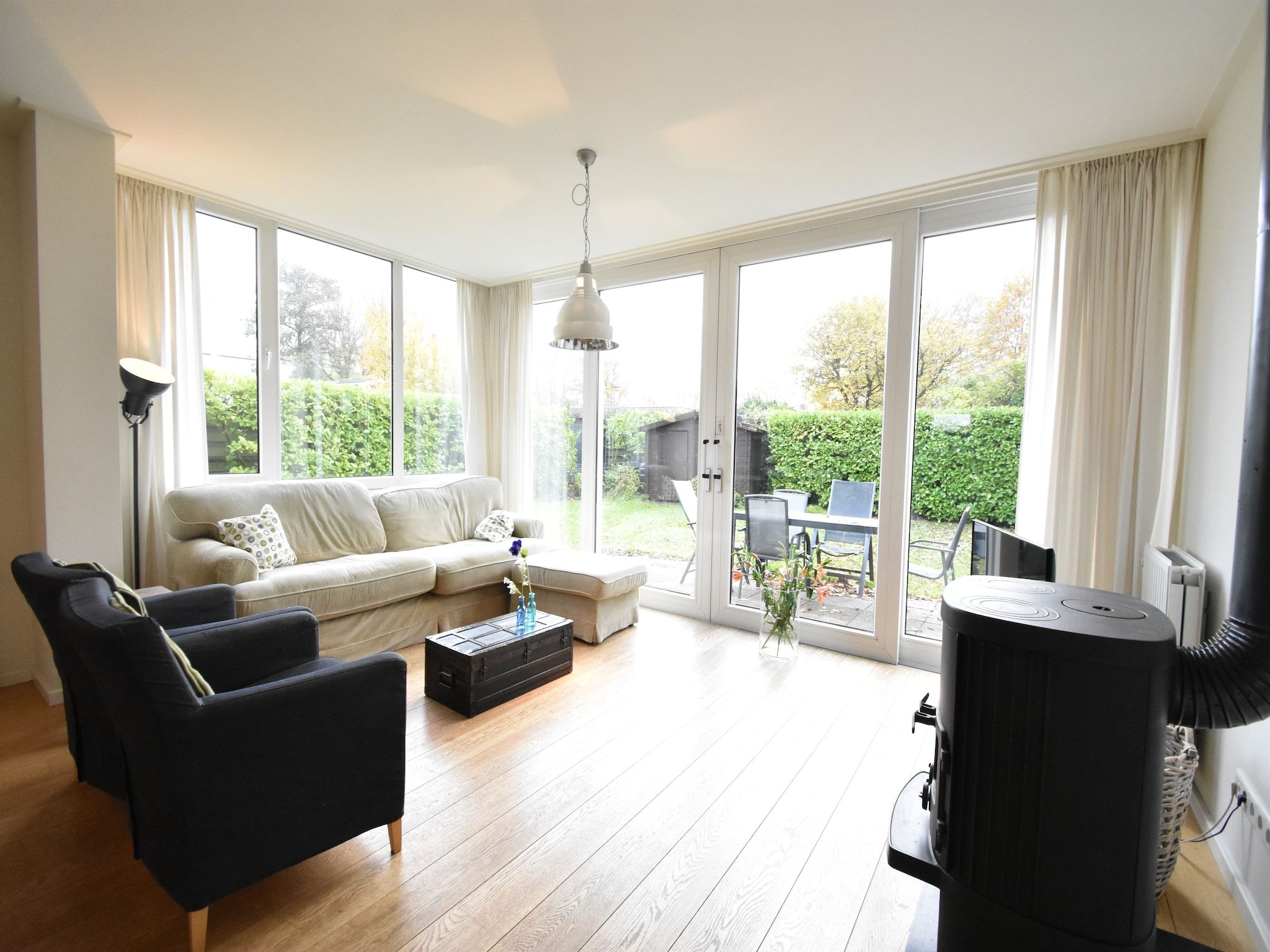 De woonkamer van Zwanenlaan 13 in Kamperland