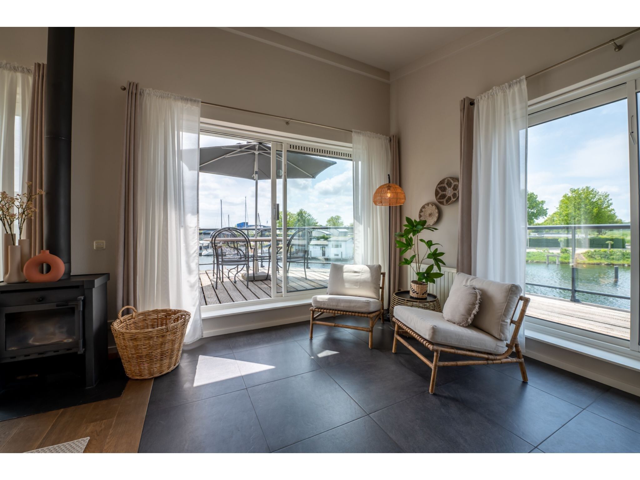 De woonkamer van Veerdam 42 in Kortgene