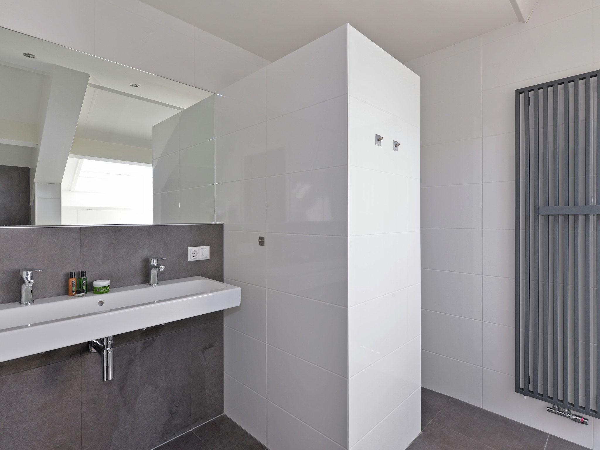 De badkamer van Penthouse 4a - De Schotsman Watersport in Kamperland