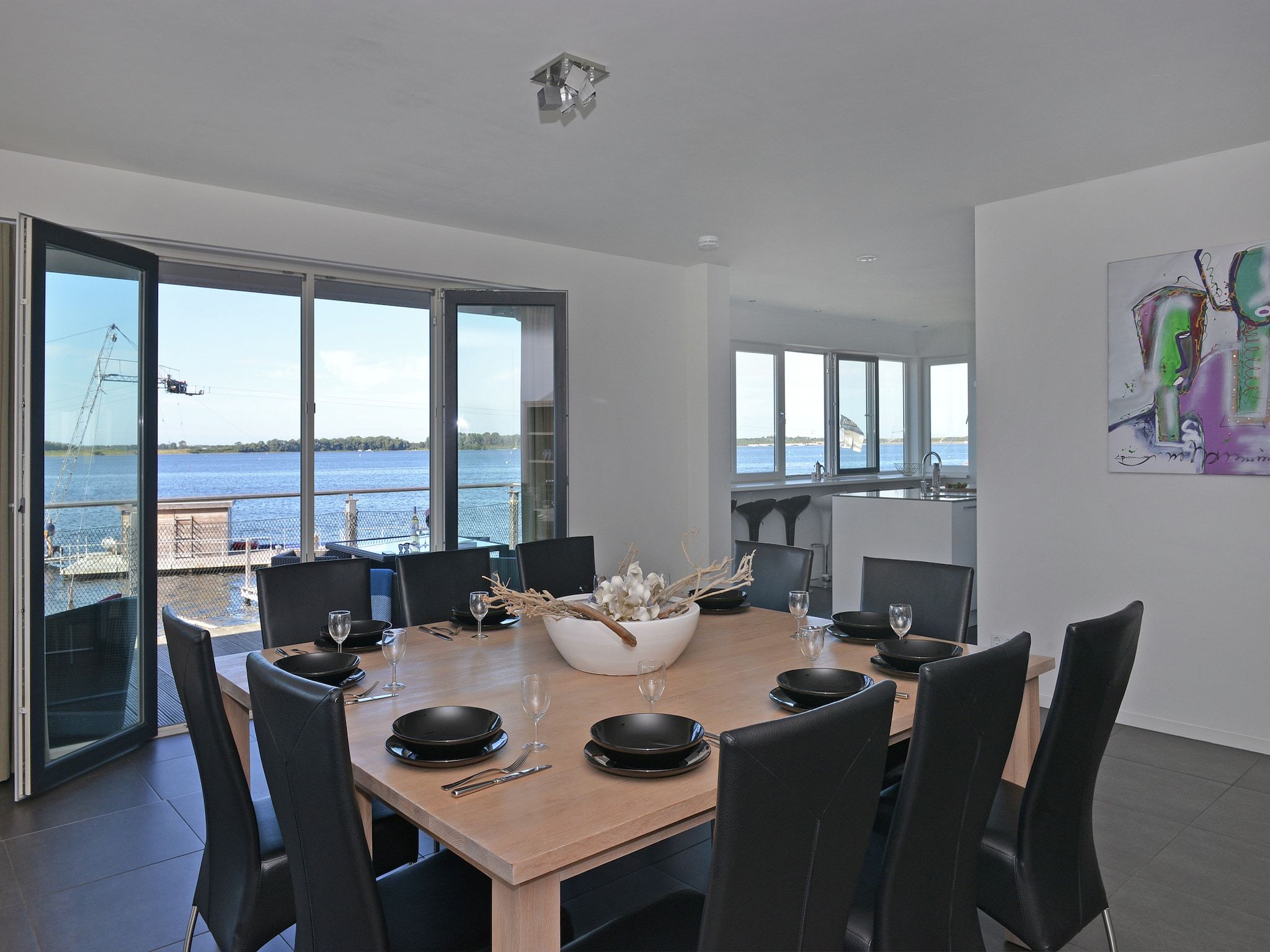 De eetkamer van Penthouse 4a - De Schotsman Watersport in Kamperland