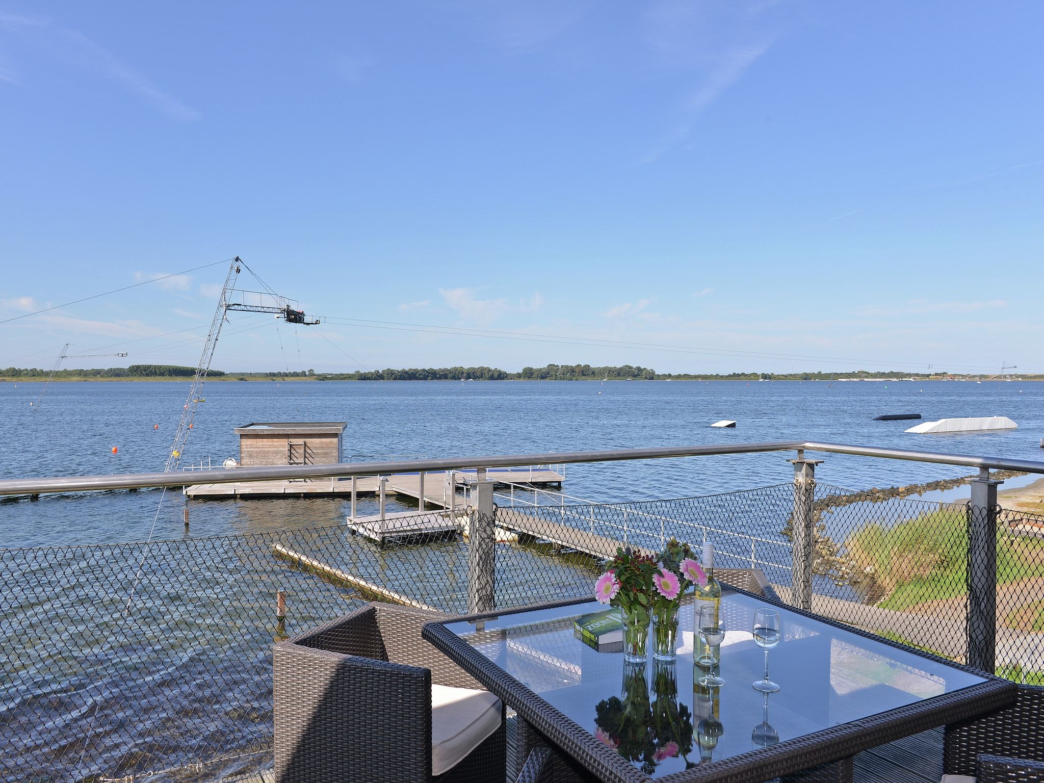 Het terras van Penthouse 4a - De Schotsman Watersport in Kamperland