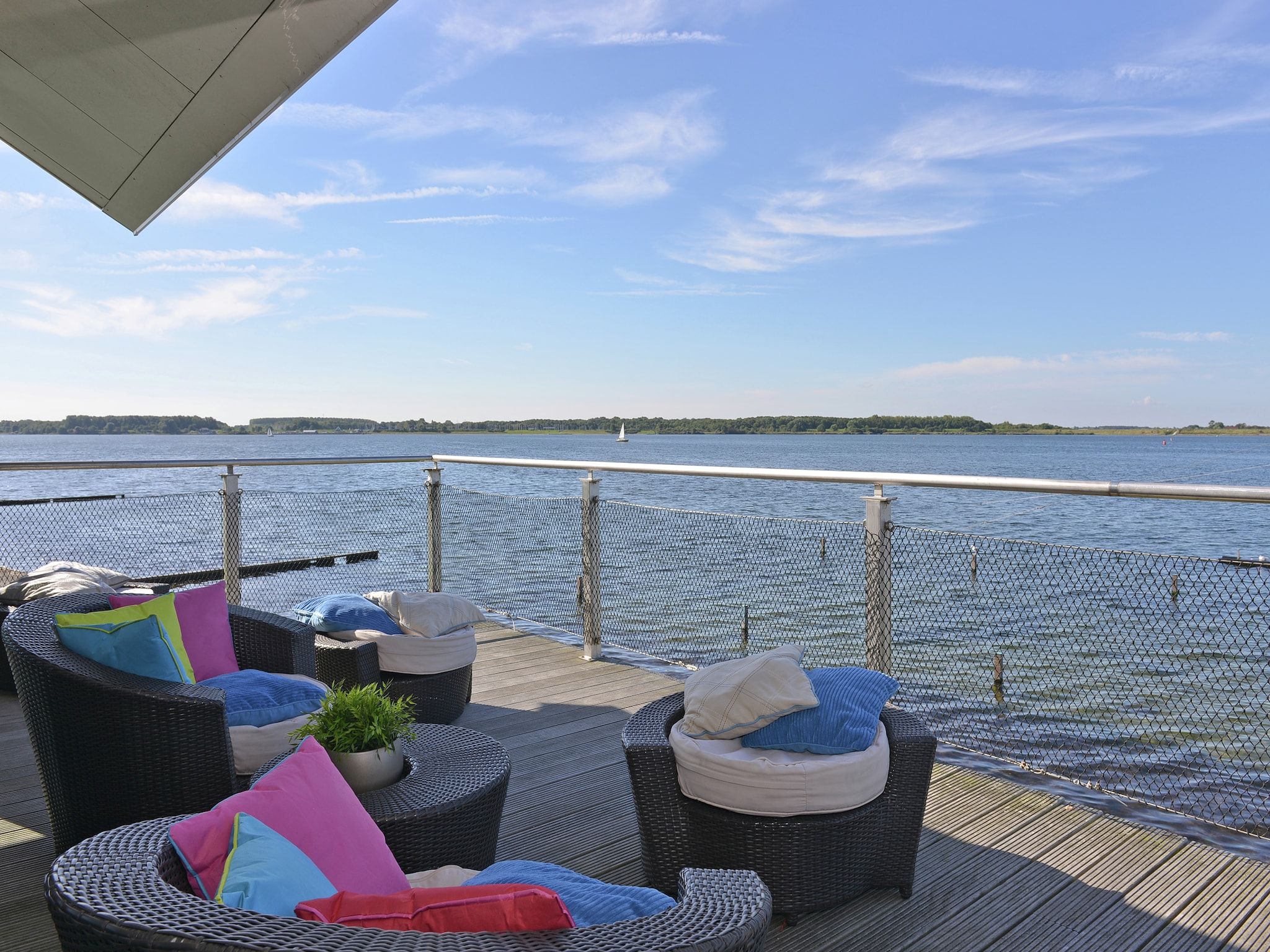 Het terras van Penthouse 4a - De Schotsman Watersport in Kamperland