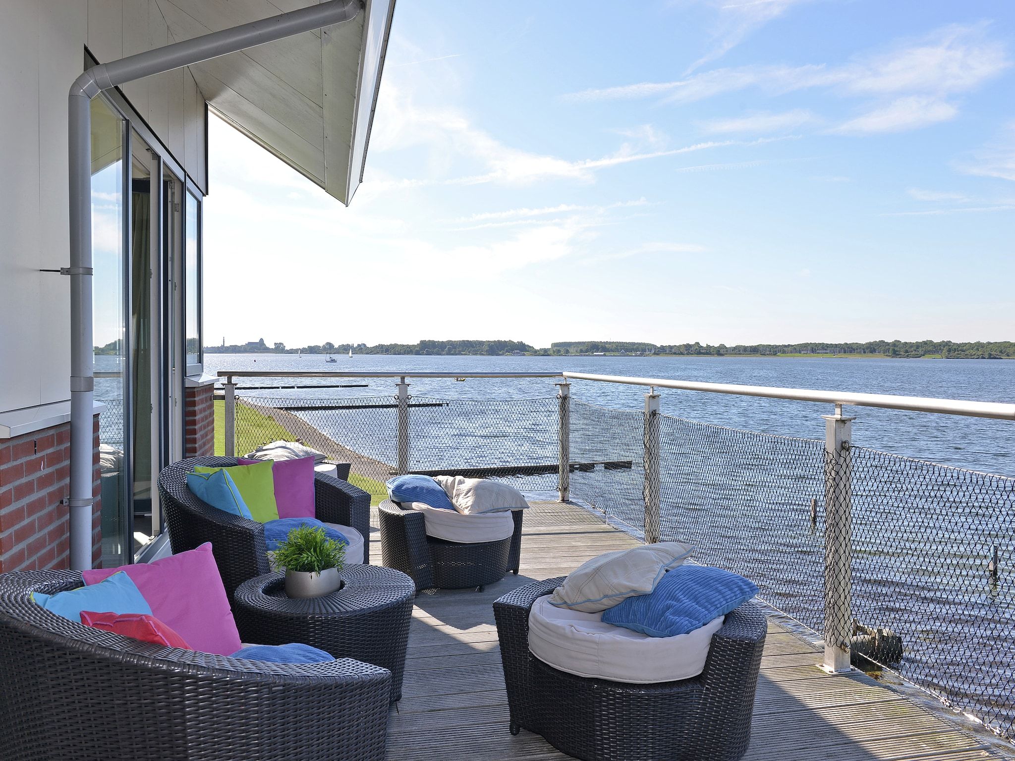 Het terras van Penthouse 4a - De Schotsman Watersport in Kamperland