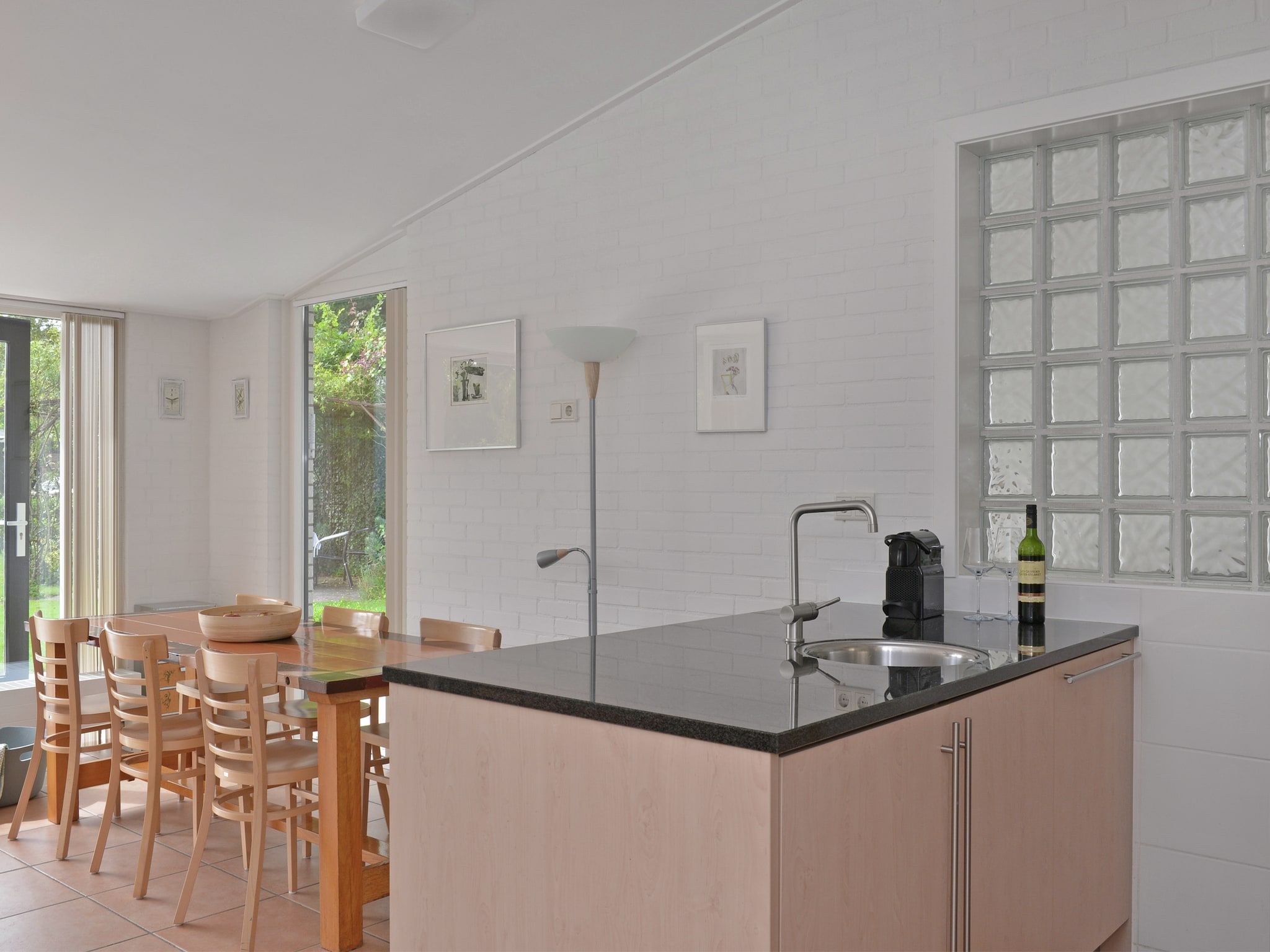 De eetkamer van Wilgenlaan 15 in Kamperland