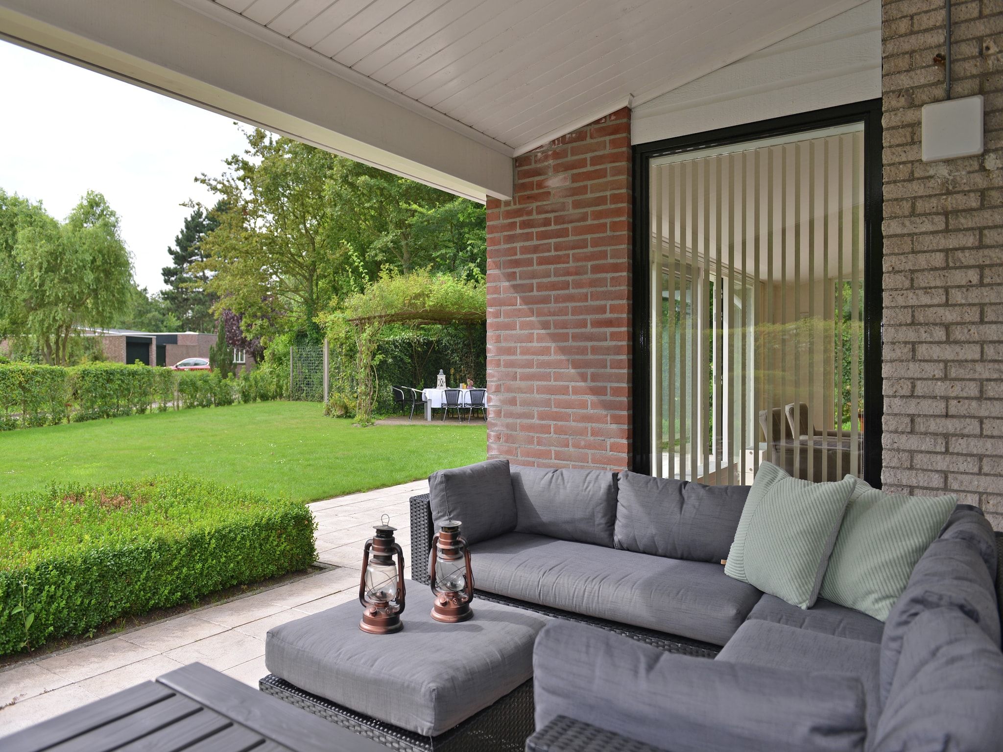 Het terras van Wilgenlaan 15 in Kamperland