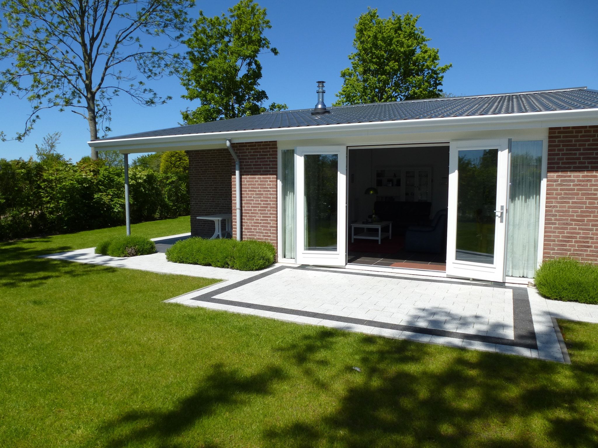 Het terras van Cypressenlaan 18 in Kamperland