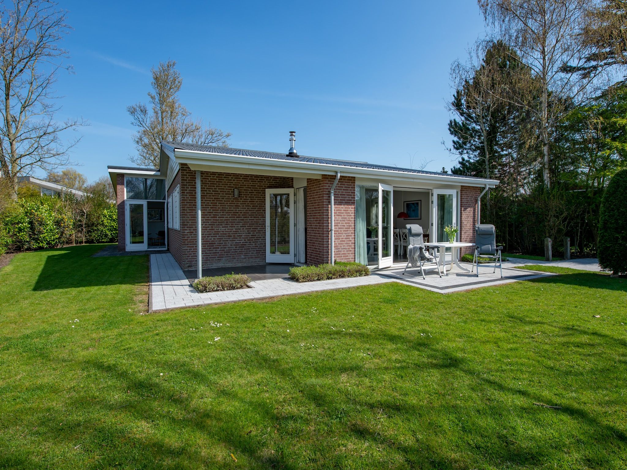 De tuin van Cypressenlaan 18 in Kamperland