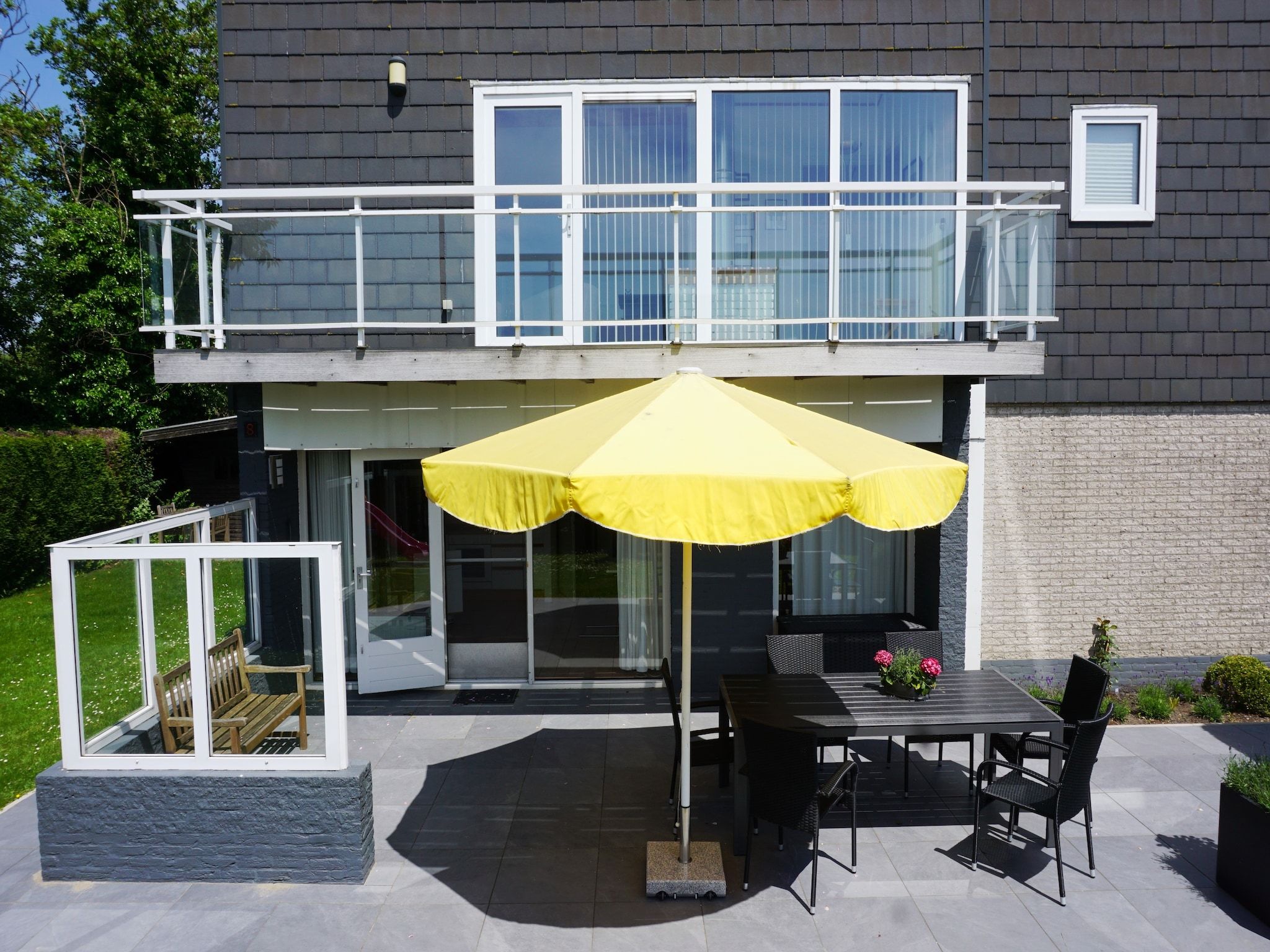 Het terras van Cederlaan 8 in Kamperland