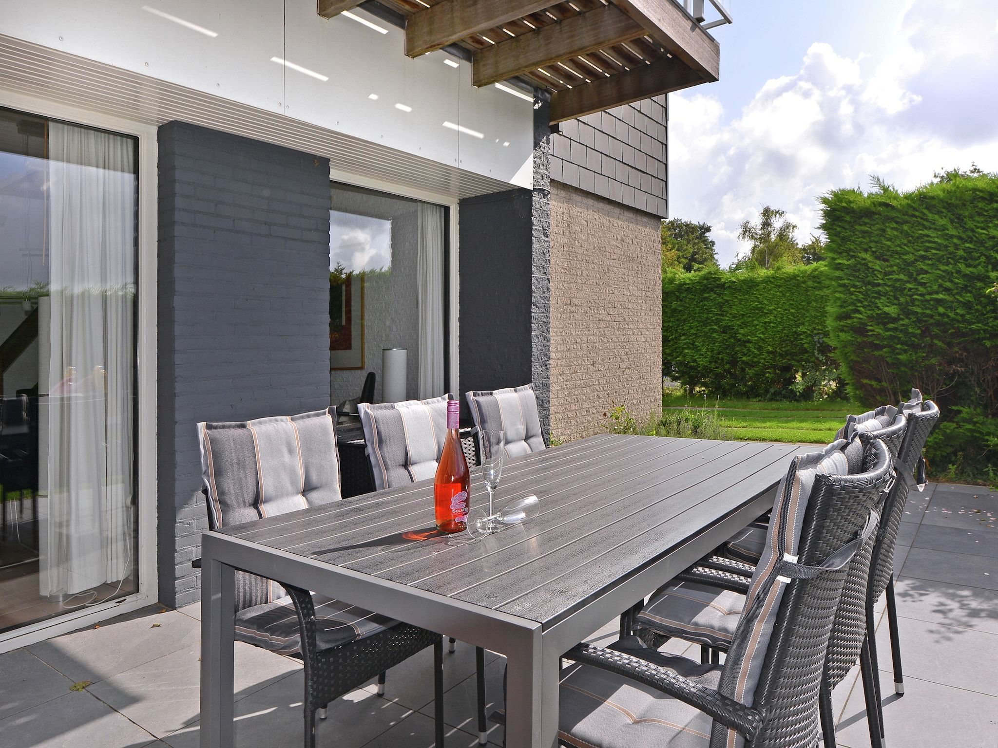 Het terras van Cederlaan 8 in Kamperland