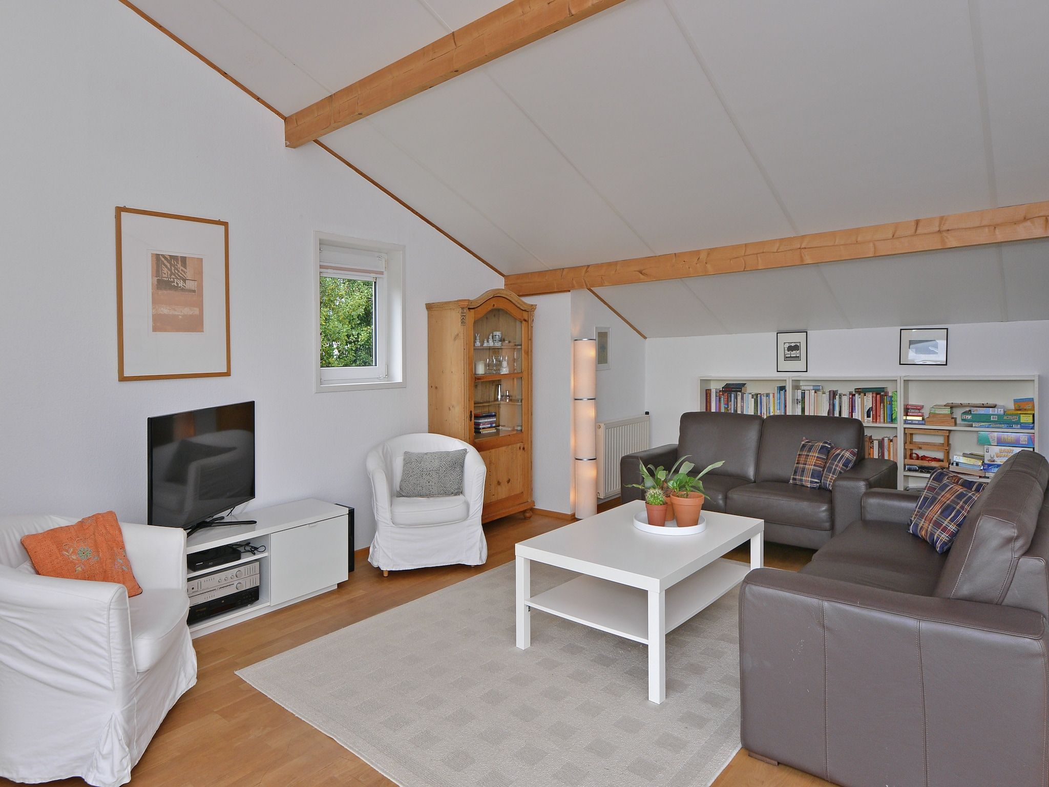 De woonkamer van Cederlaan 8 in Kamperland