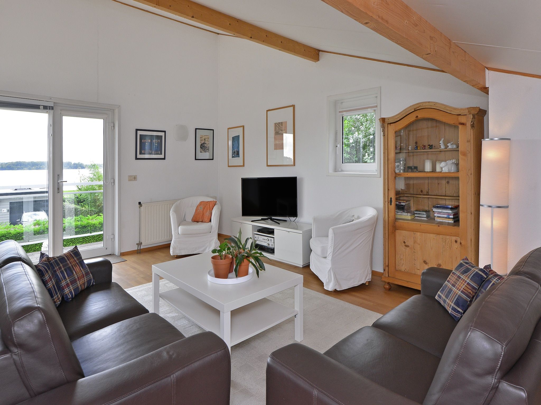 De woonkamer van Cederlaan 8 in Kamperland